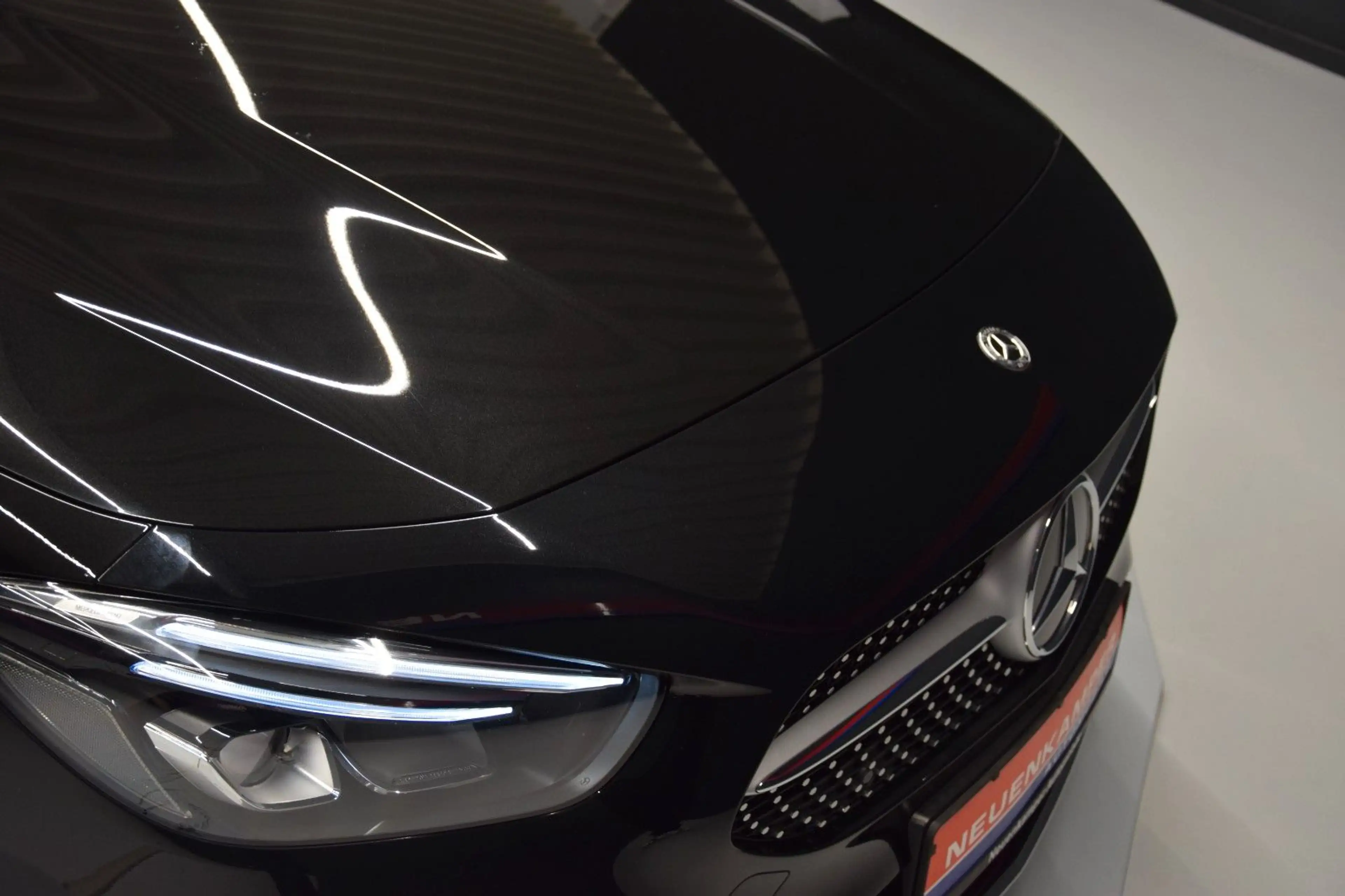 Mercedes-Benz B 220 4Matic AMG-Line Pano LED Kamera Tempomat — photo 9