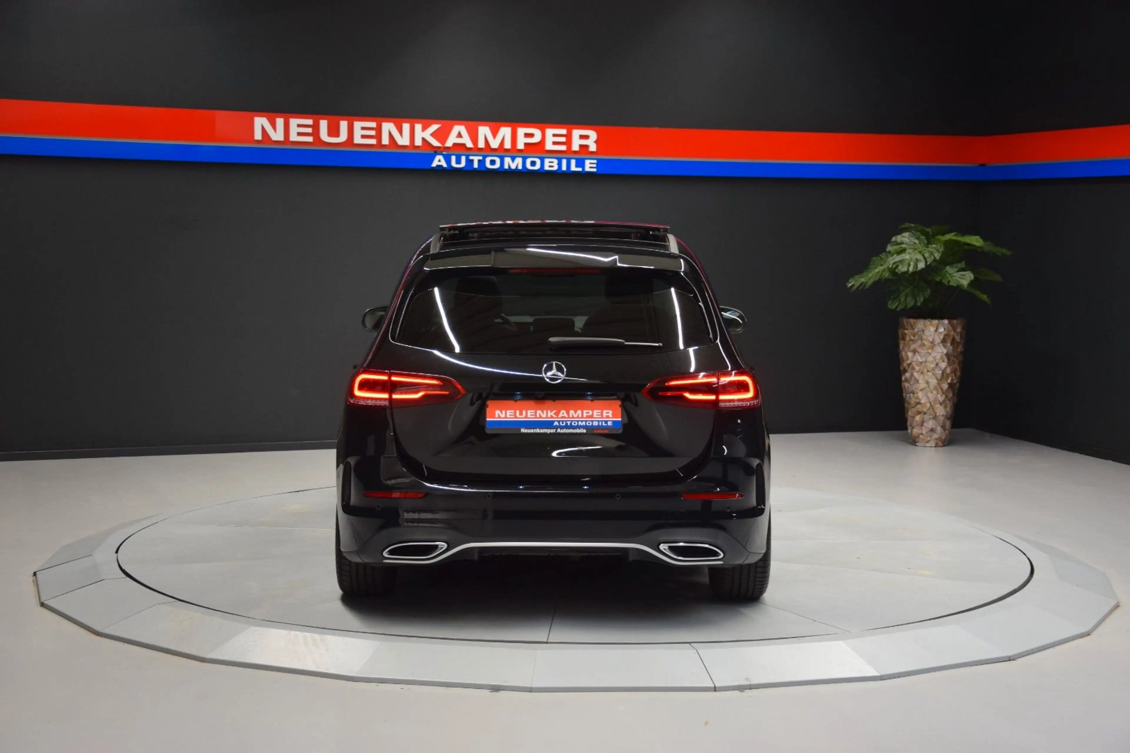Mercedes-Benz B 220 4Matic AMG-Line Pano LED Kamera Tempomat — photo 6
