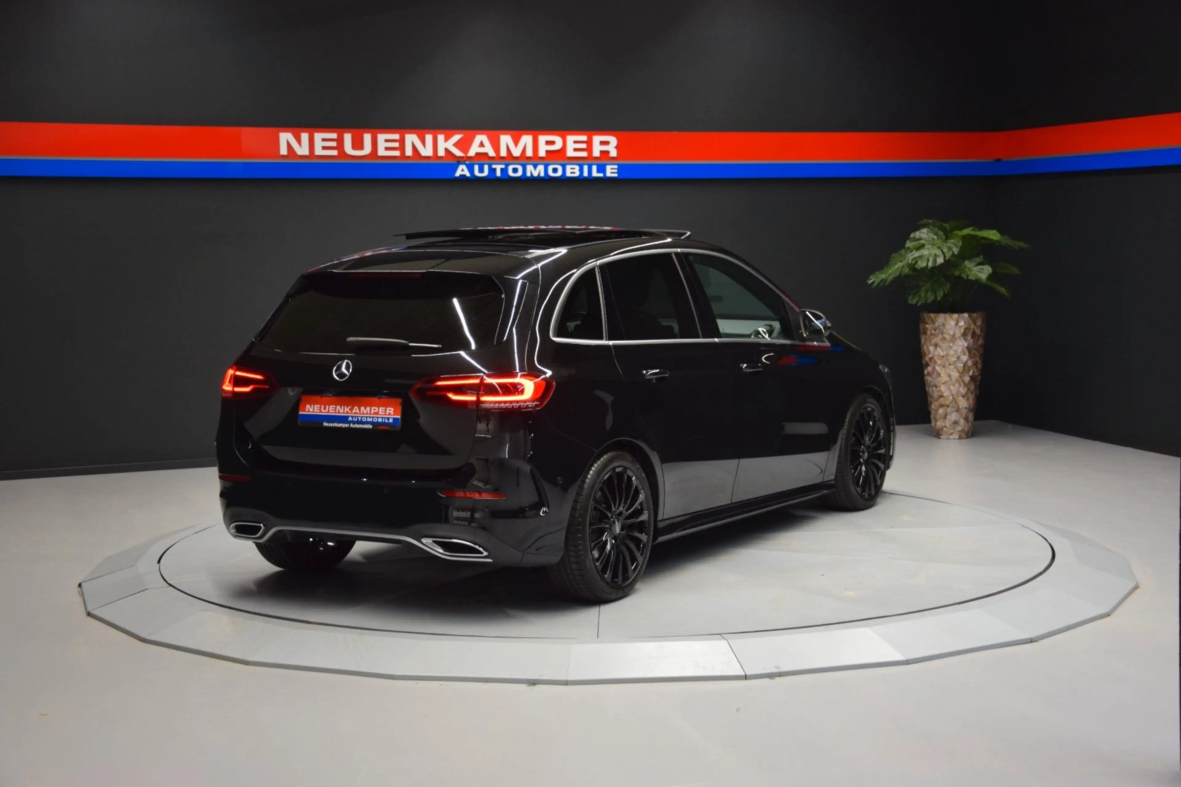 Mercedes-Benz B 220 4Matic AMG-Line Pano LED Kamera Tempomat — photo 7