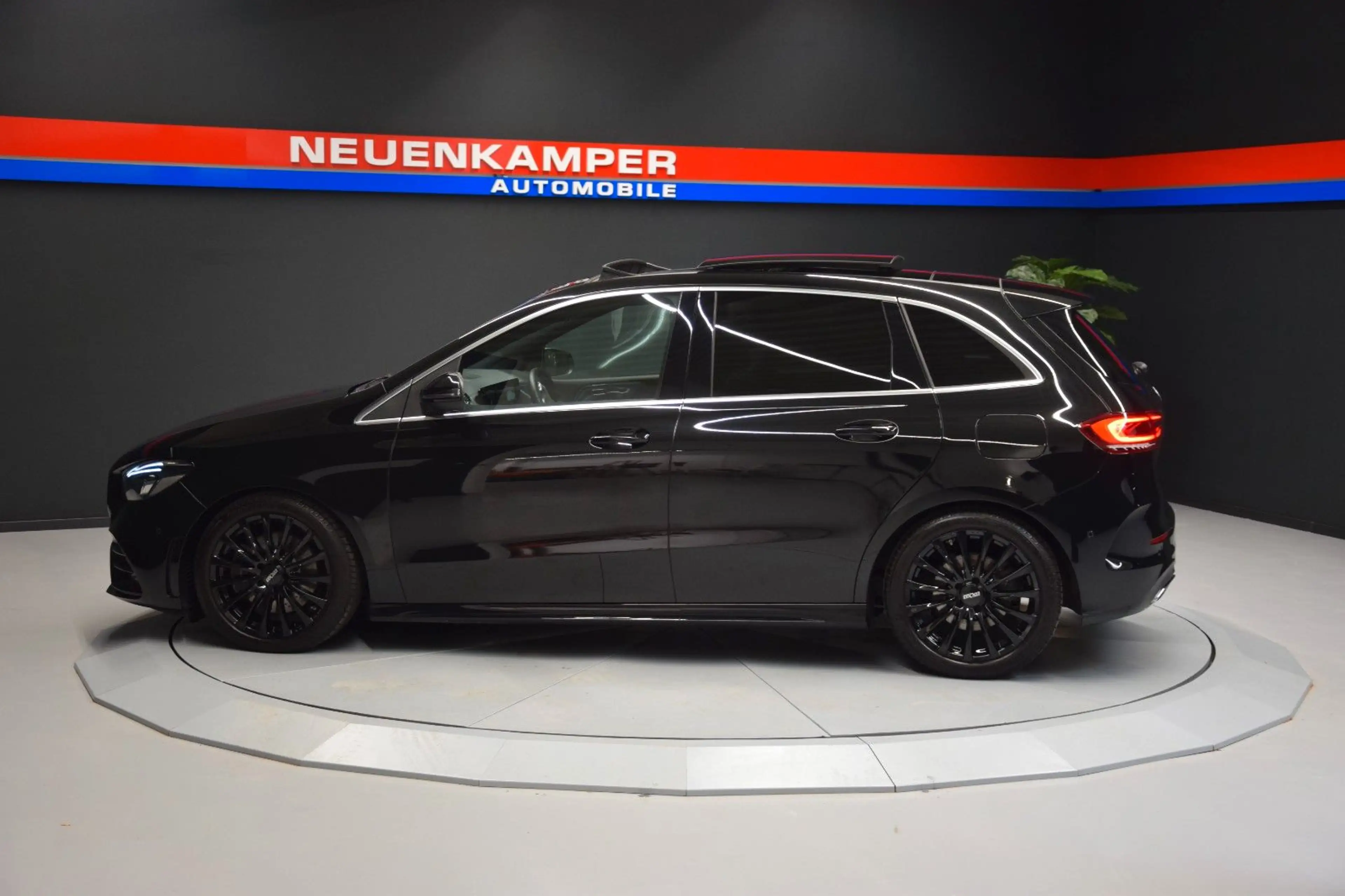 Mercedes-Benz B 220 4Matic AMG-Line Pano LED Kamera Tempomat — photo 4