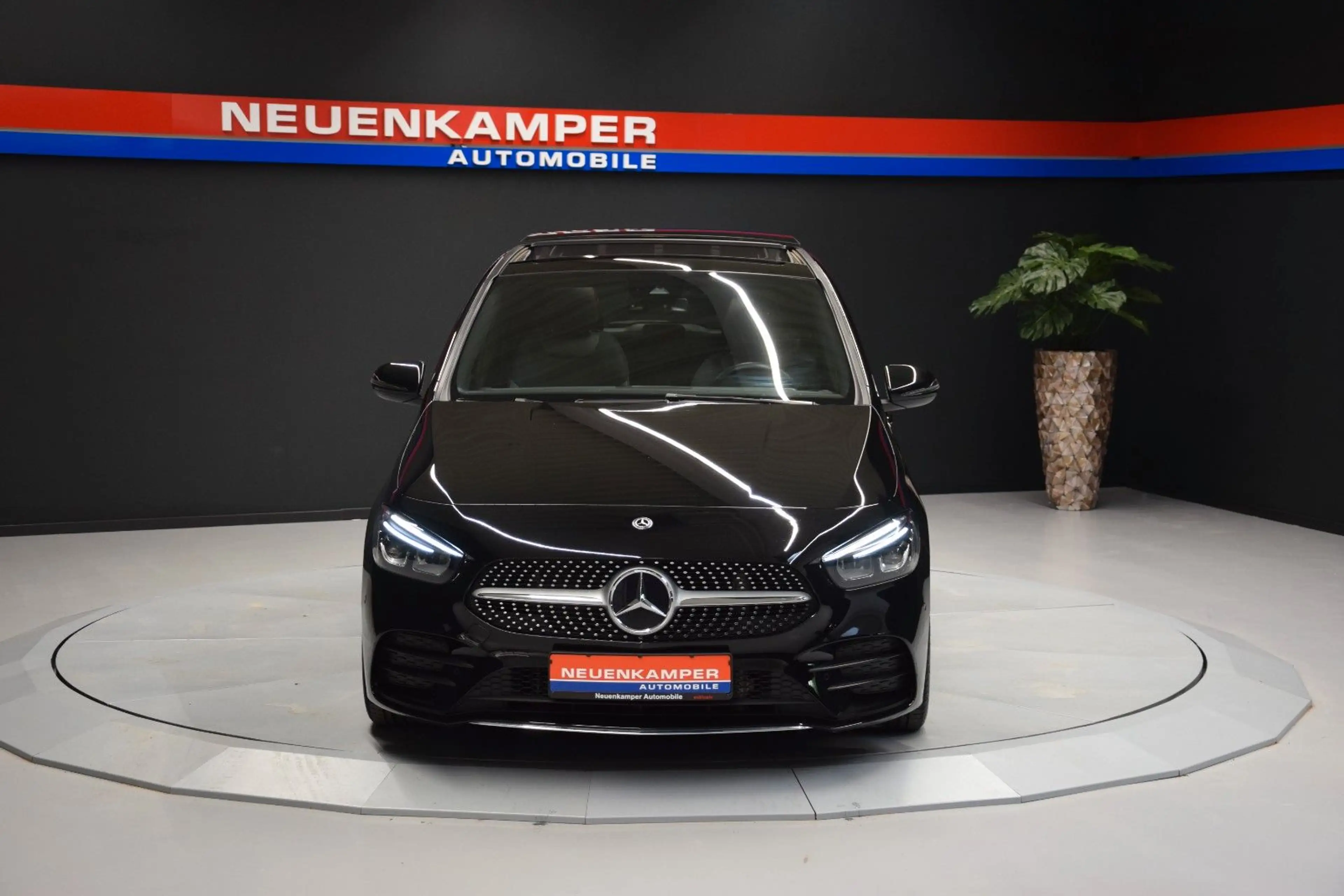 Mercedes-Benz B 220 4Matic AMG-Line Pano LED Kamera Tempomat — photo 2