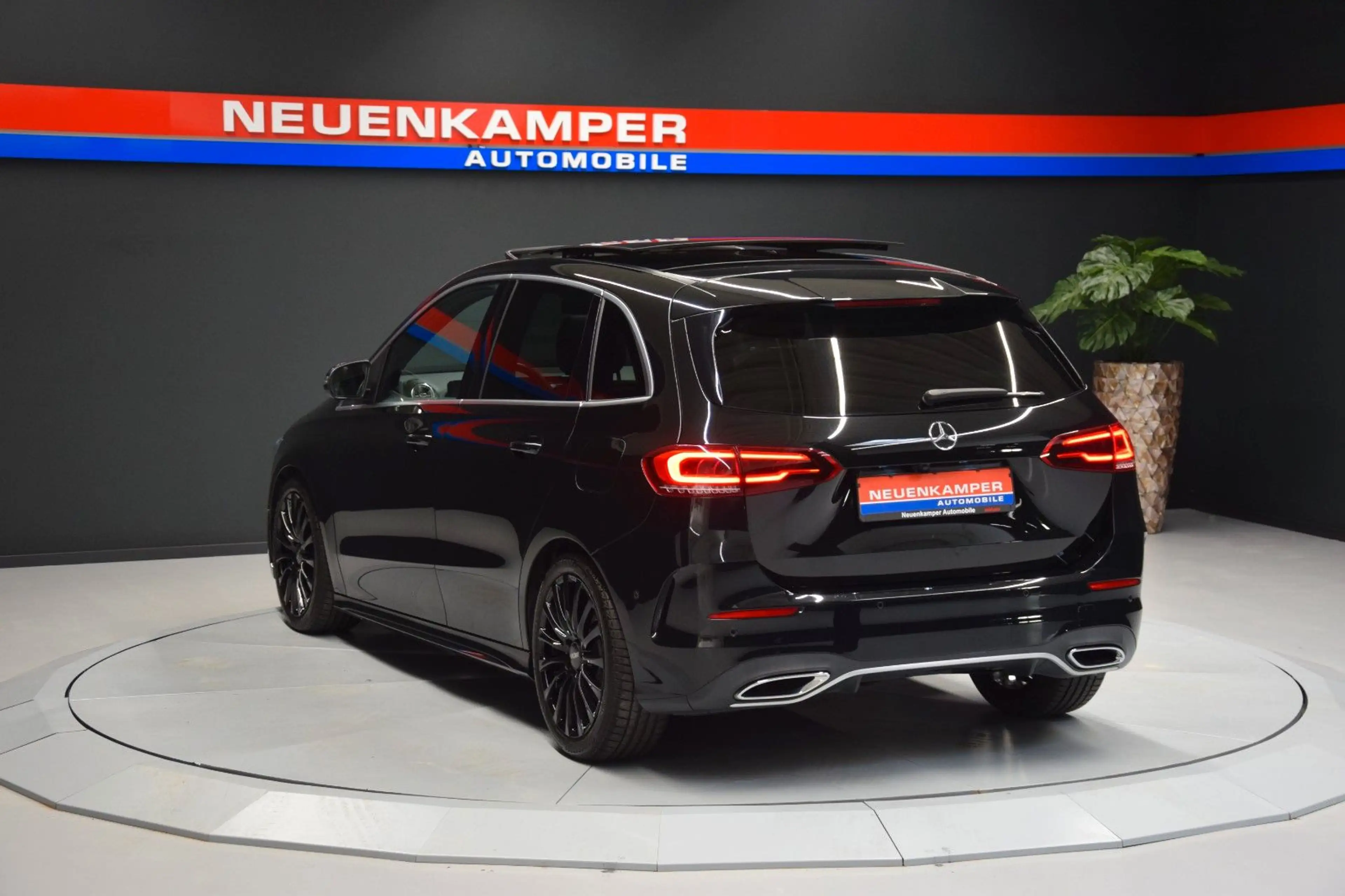 Mercedes-Benz B 220 4Matic AMG-Line Pano LED Kamera Tempomat — photo 5