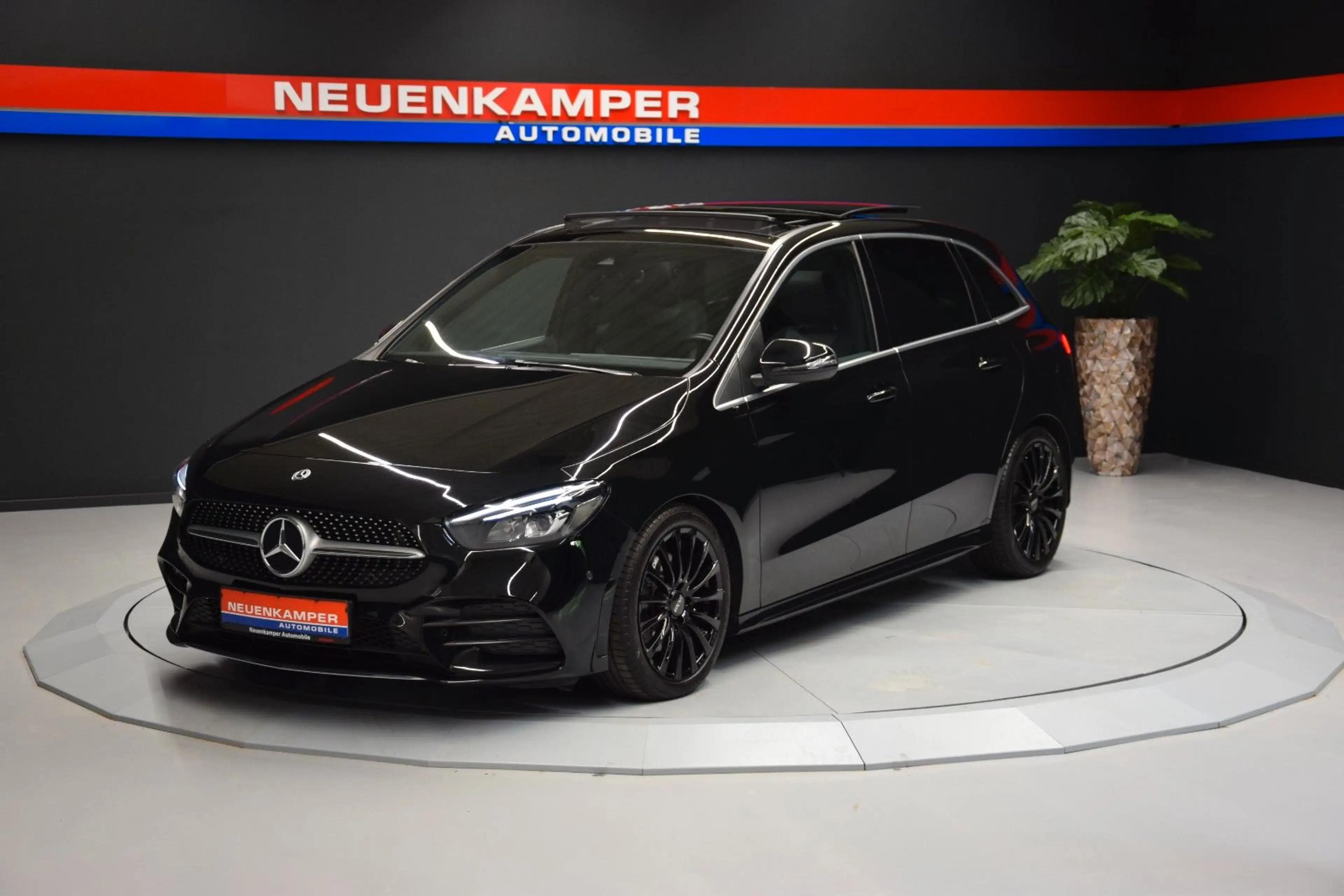 Mercedes-Benz B 220 4Matic AMG-Line Pano LED Kamera Tempomat — photo 3