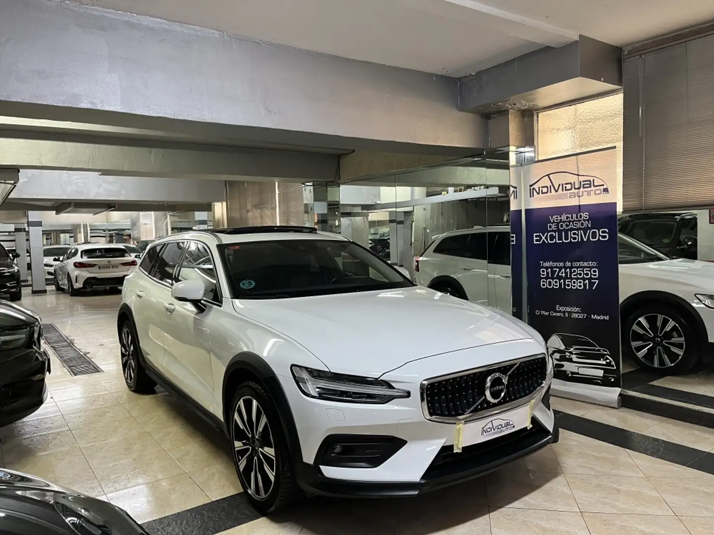 Volvo V60 Cross Country D4 Pro AWD Aut. Wit - 1
