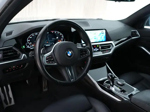BMW 3 Series view 8