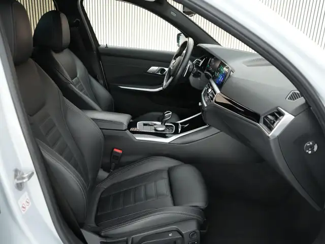 BMW 3 Series view 5