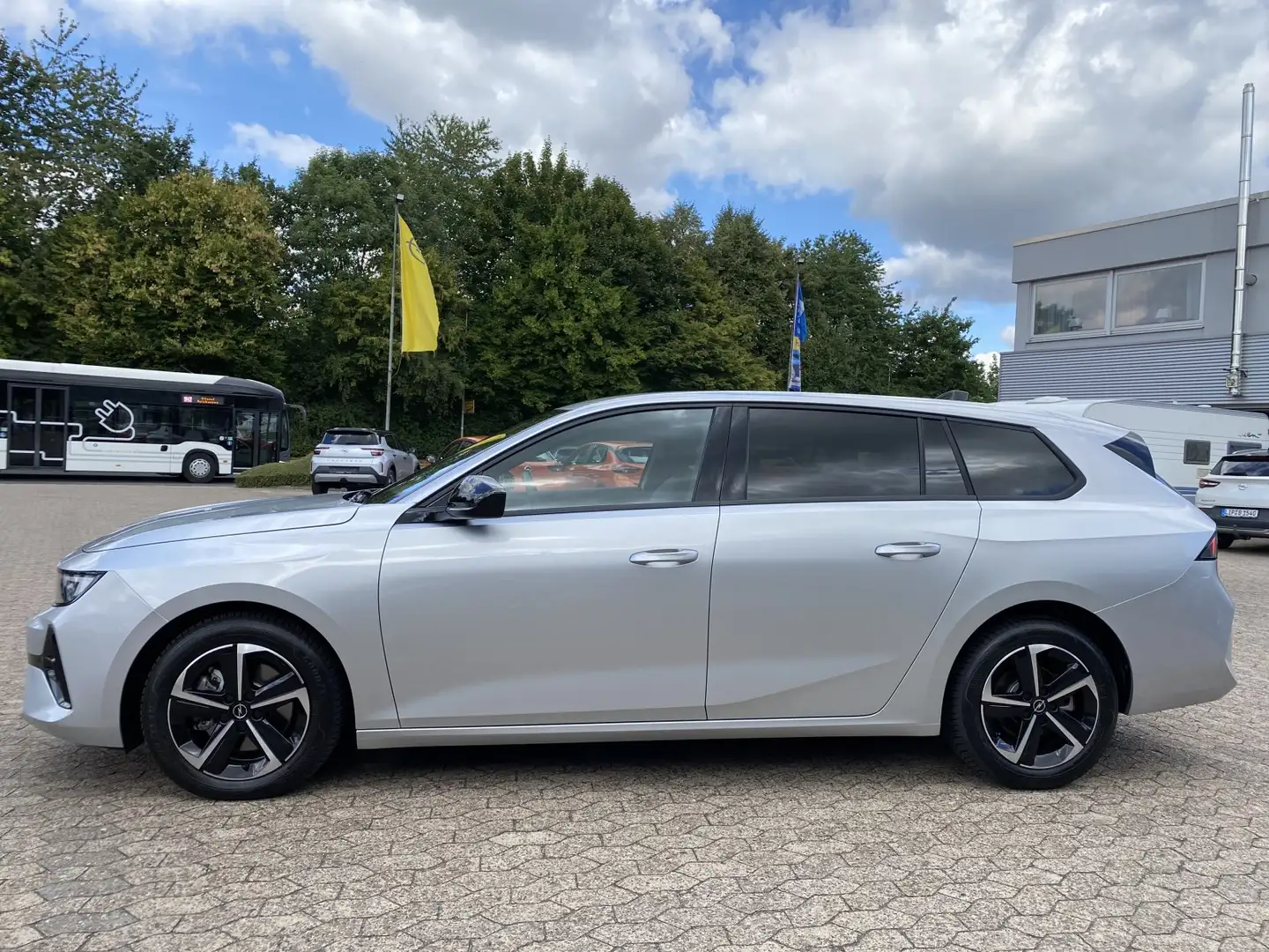 Opel Astra ST GS NAVI/SHZ+LHZ/PDC vo+hi+360Cam/Allwetter Silber - 2