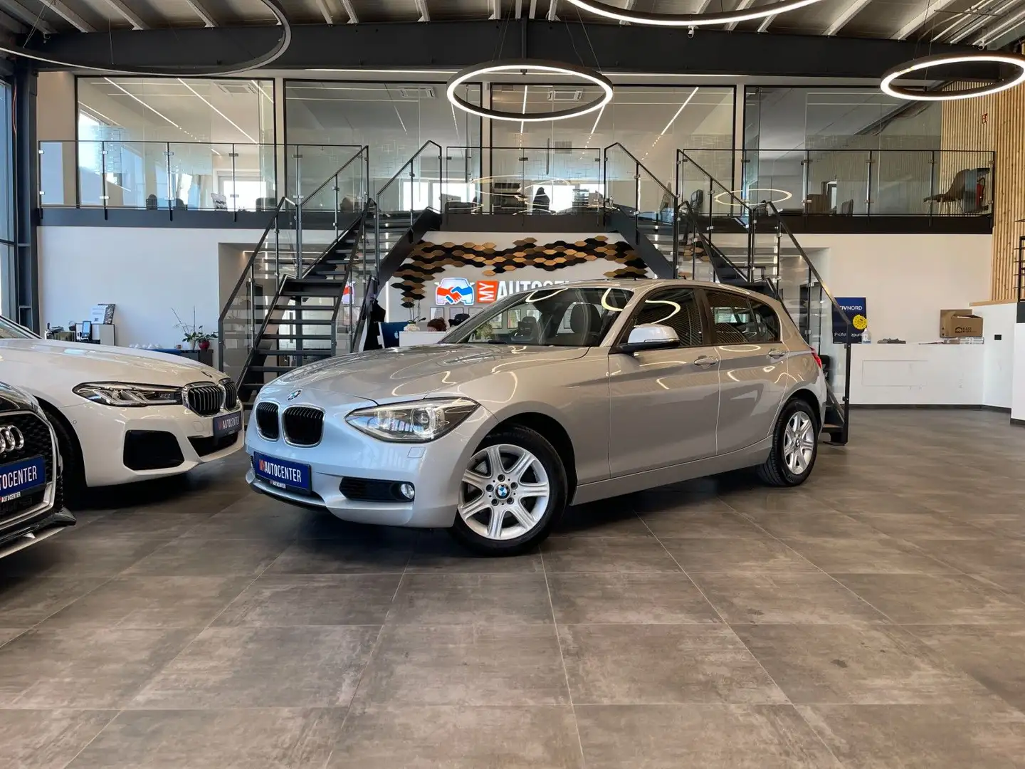 BMW 118 1 Lim. 5-trg. 118 i *NAVI*PDC*SZHZ*TEMPOMAT Silber - 1