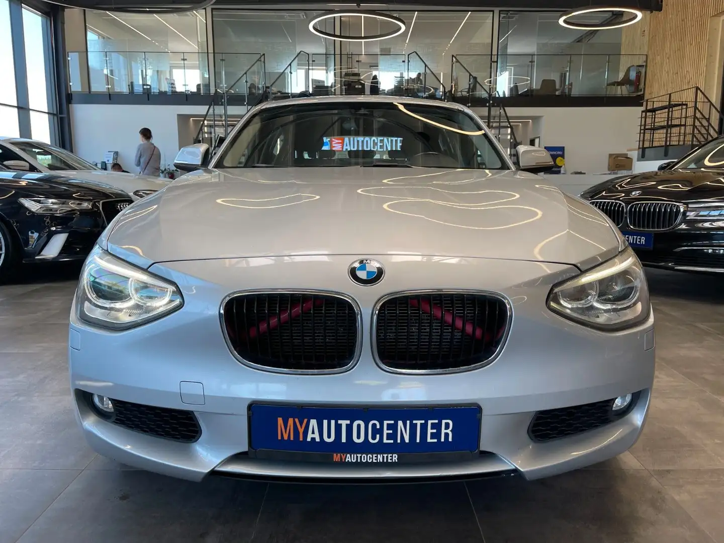 BMW 118 1 Lim. 5-trg. 118 i *NAVI*PDC*SZHZ*TEMPOMAT Silber - 2