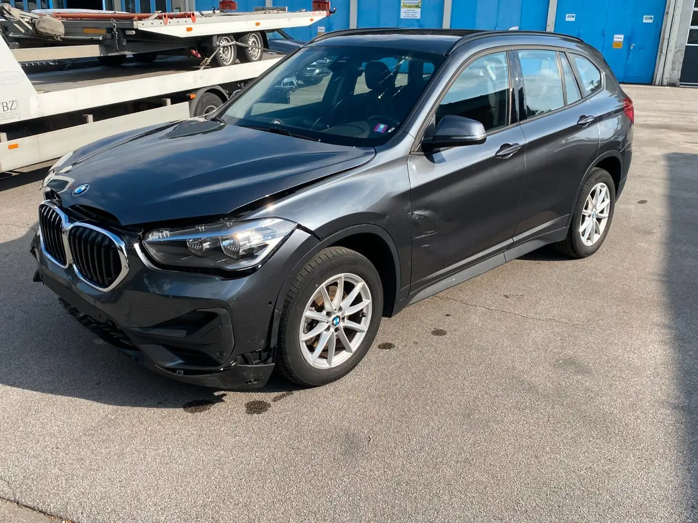 BMW X1 sDrive 18i Automatik Advantage Grau - 1