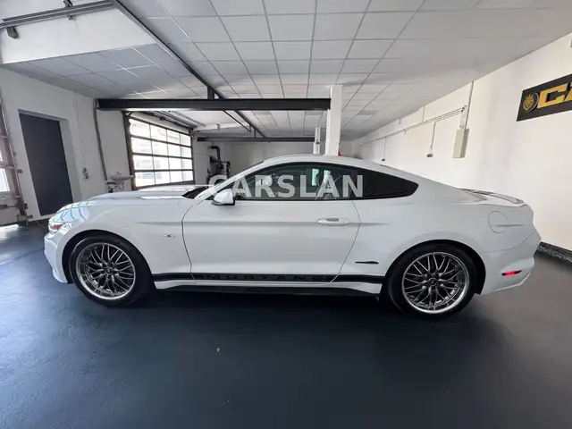 Ford Mustang view 9