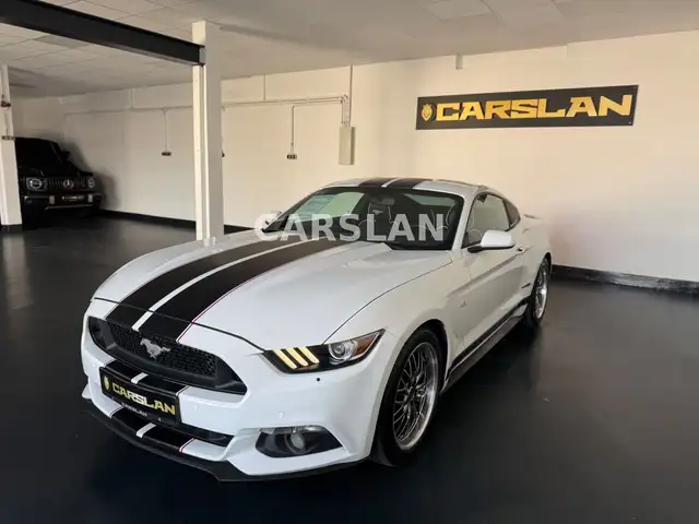 Ford Mustang view 4