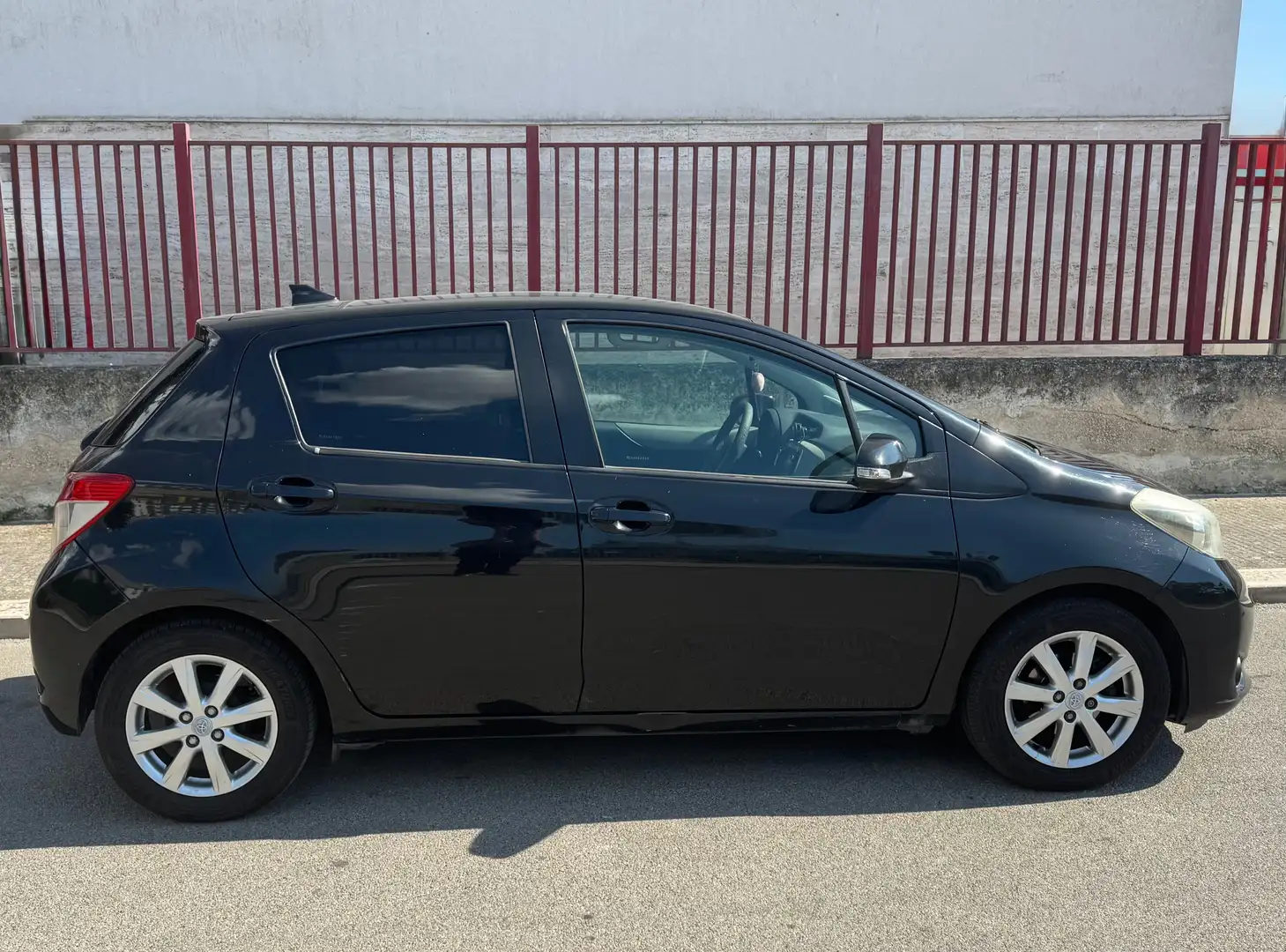 Toyota Yaris Yaris 5p 1.3 Lounge Nero - 2