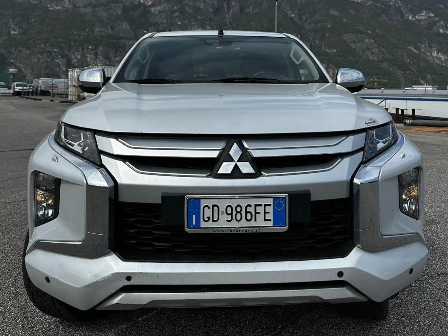 Mitsubishi L200 L200 d.cab 2.3d Diamond 4wd 150cv auto Plateado - 2