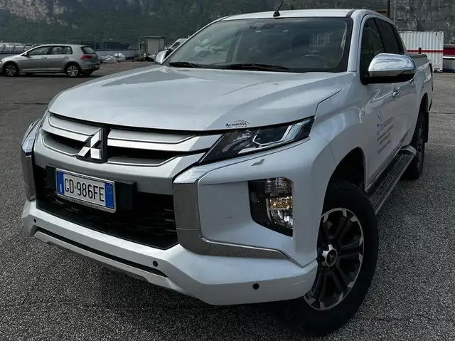 Mitsubishi L200 L200 d.cab 2.3d Diamond 4wd 150cv auto