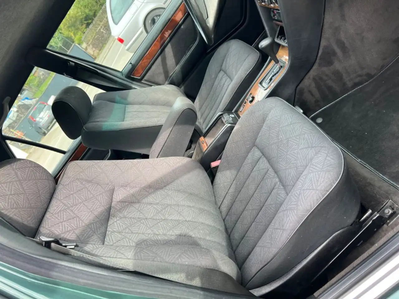 Mercedes-Benz E 300 D TURBODIESEL KLIMA + AUTOMATIK 147 PS, foto 11