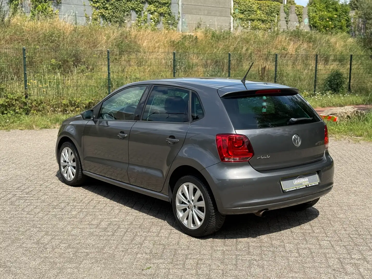 Volkswagen Polo 1.2 TSI Highline DSG I CRUISE I CLIMA I PDC I WEIN Grijs - 2