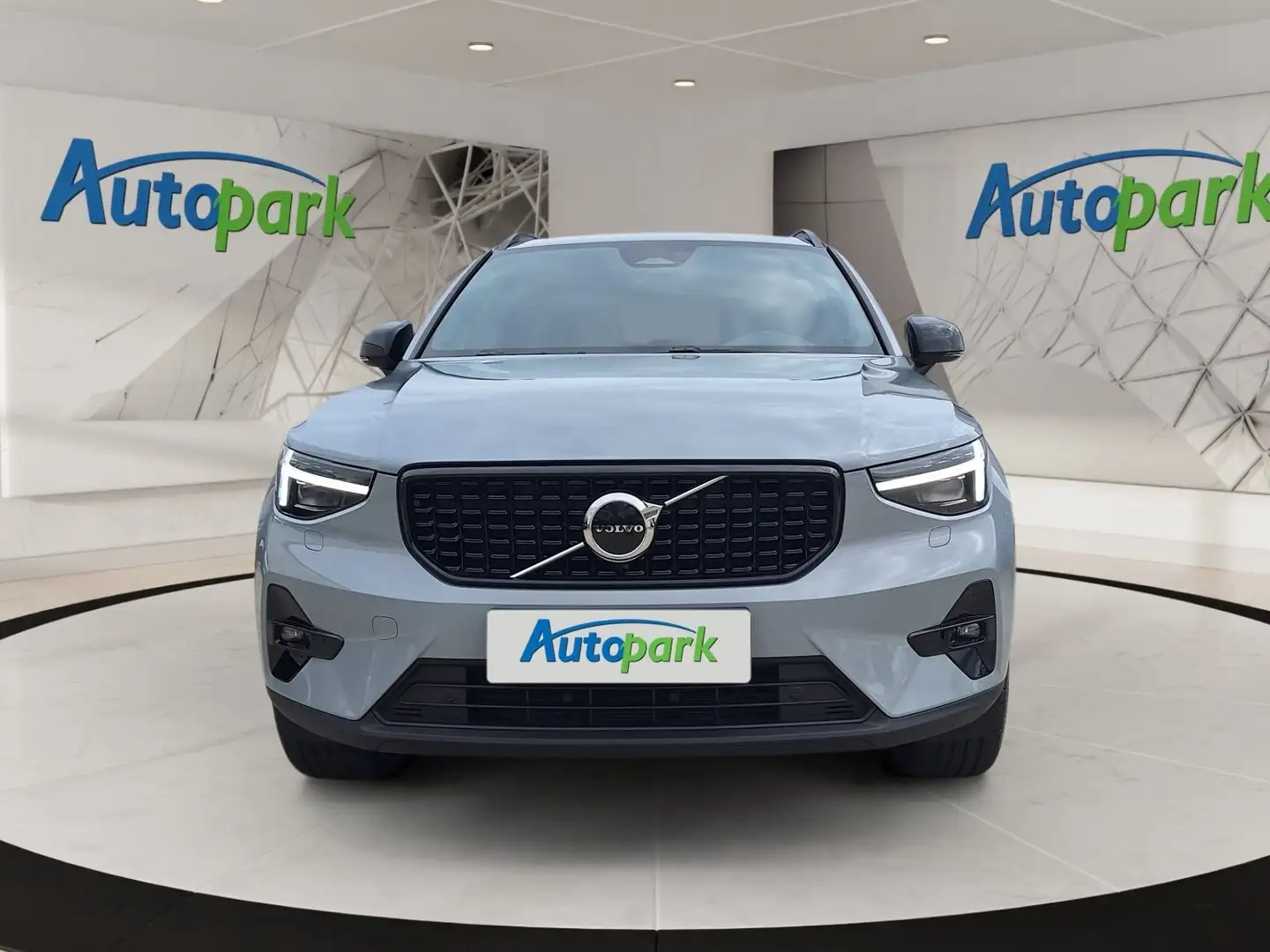 Volvo XC40 Plus, B3 Mild Hybrid, Benzin, Dark Grau - 2