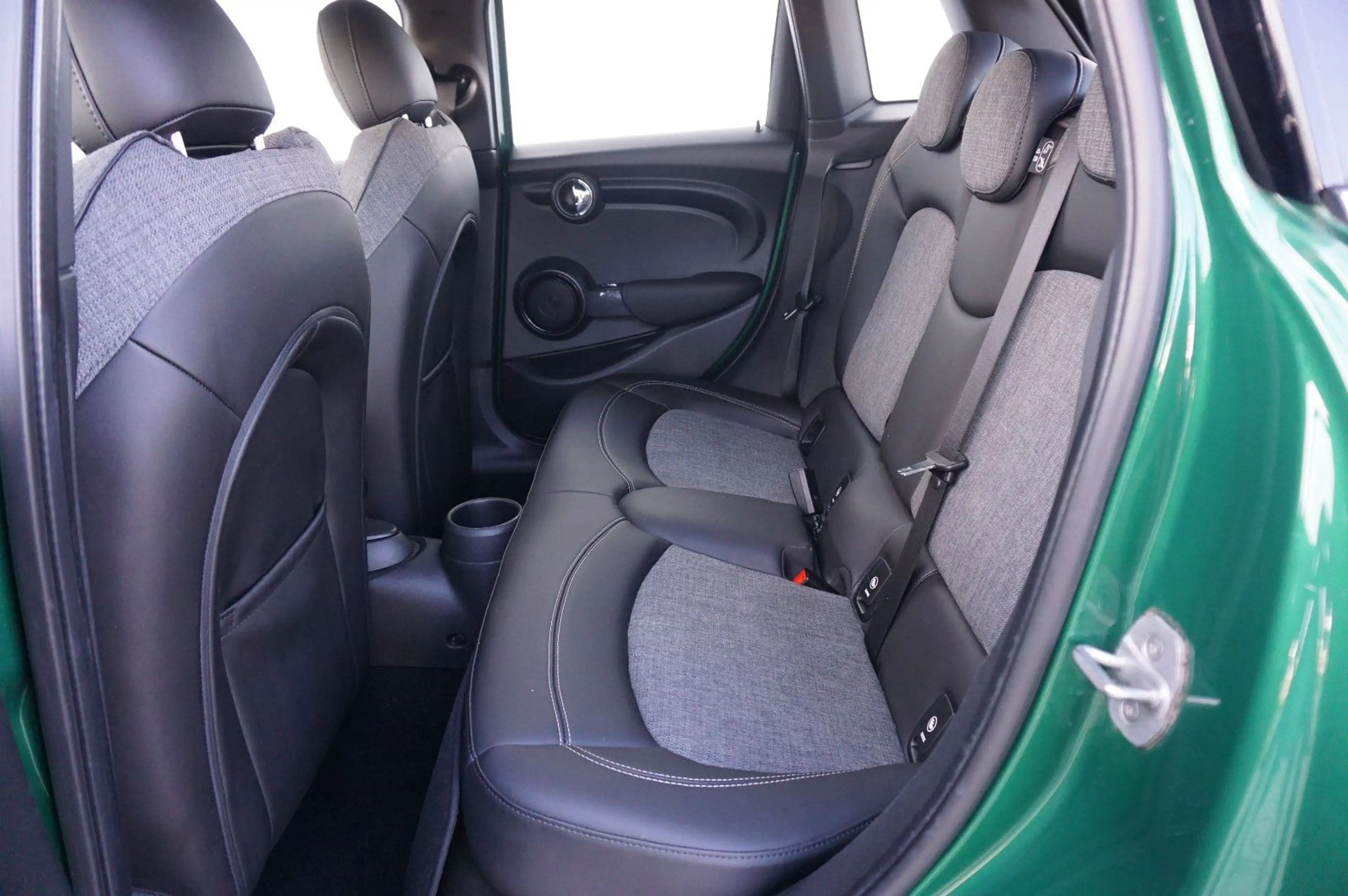 MINI Cooper 5-türig Autom Navi LED ParkAssistent — photo 13