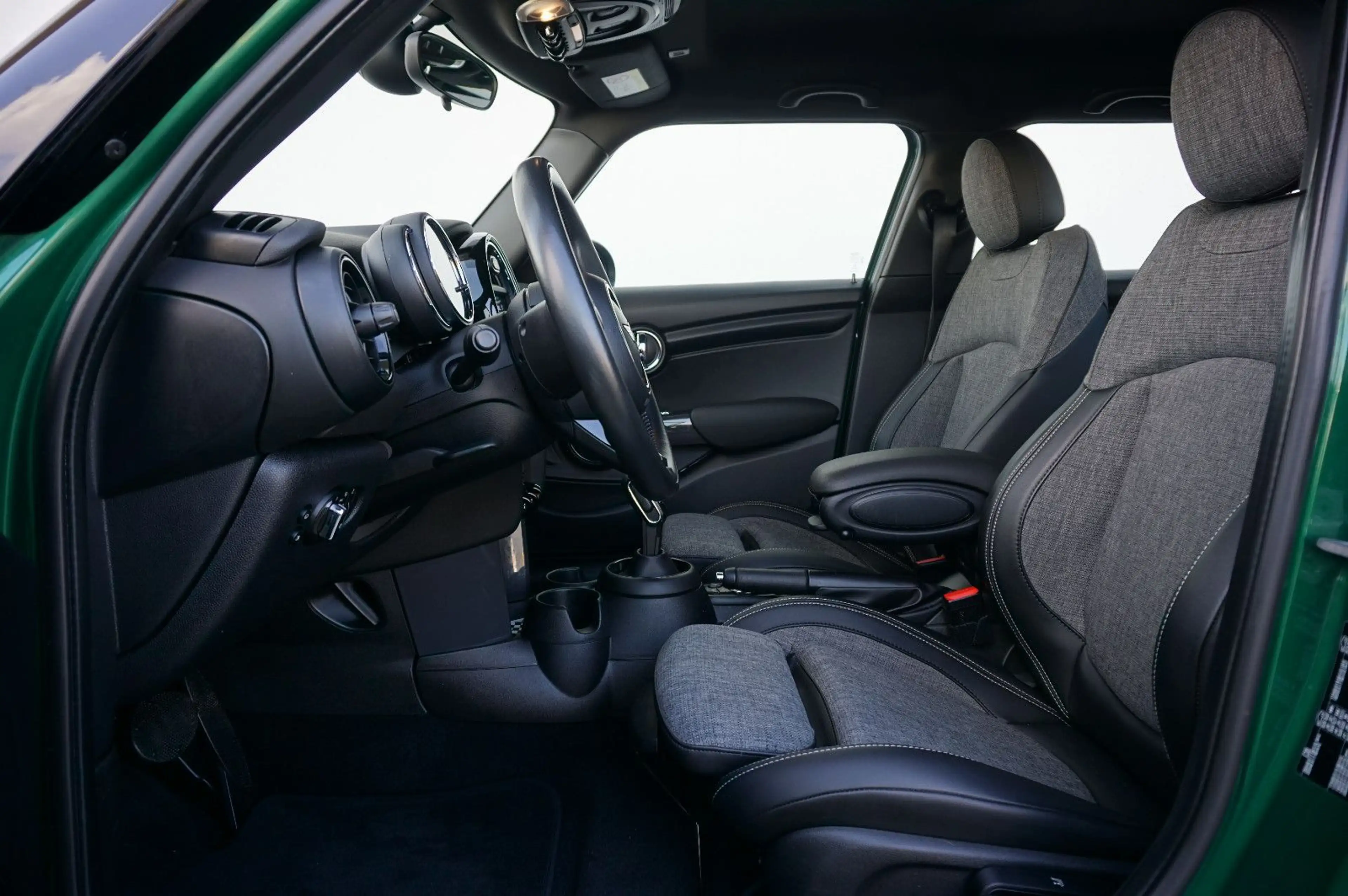 MINI Cooper 5-türig Autom Navi LED ParkAssistent — photo 12