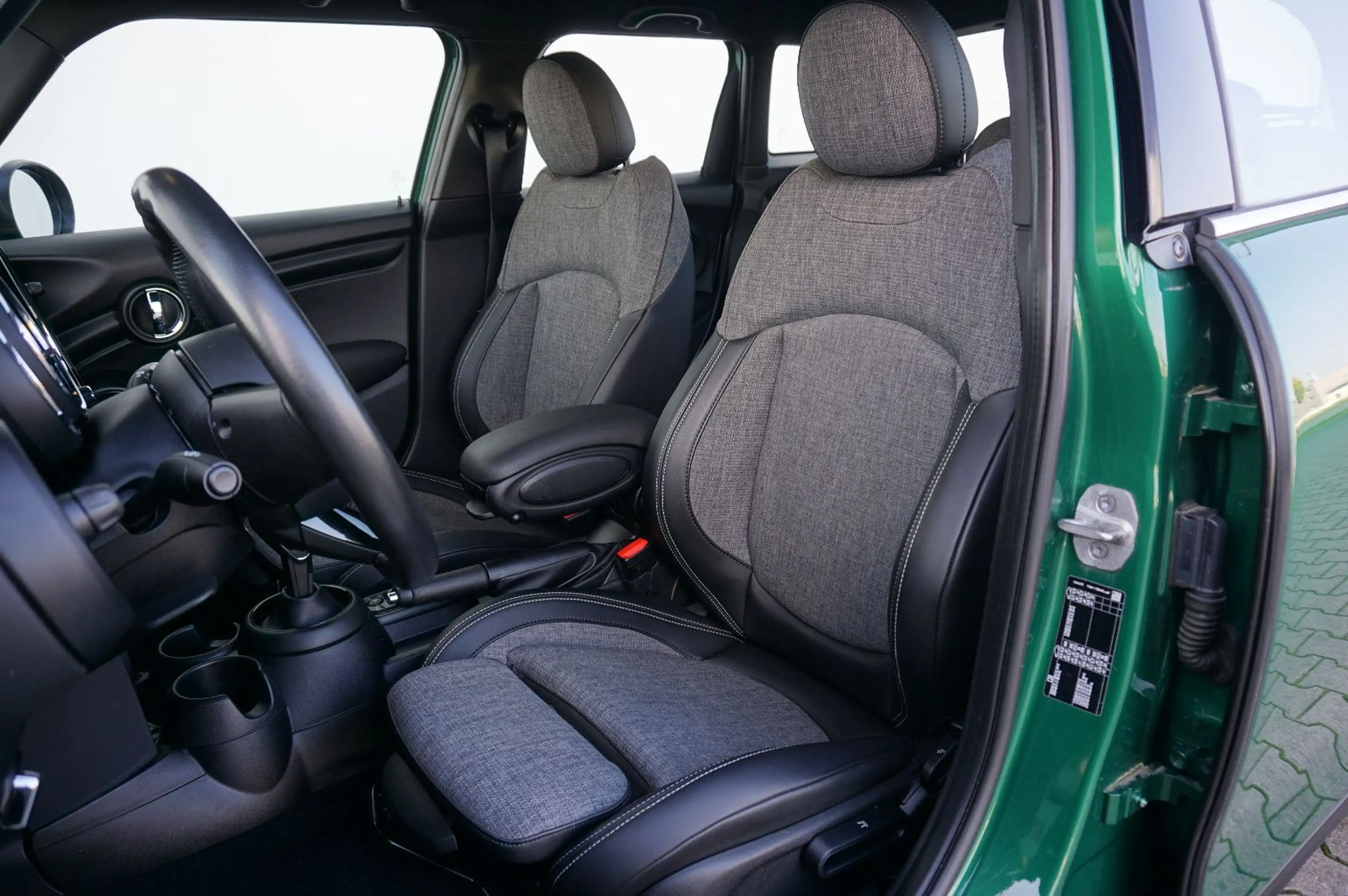 MINI Cooper 5-türig Autom Navi LED ParkAssistent — photo 14