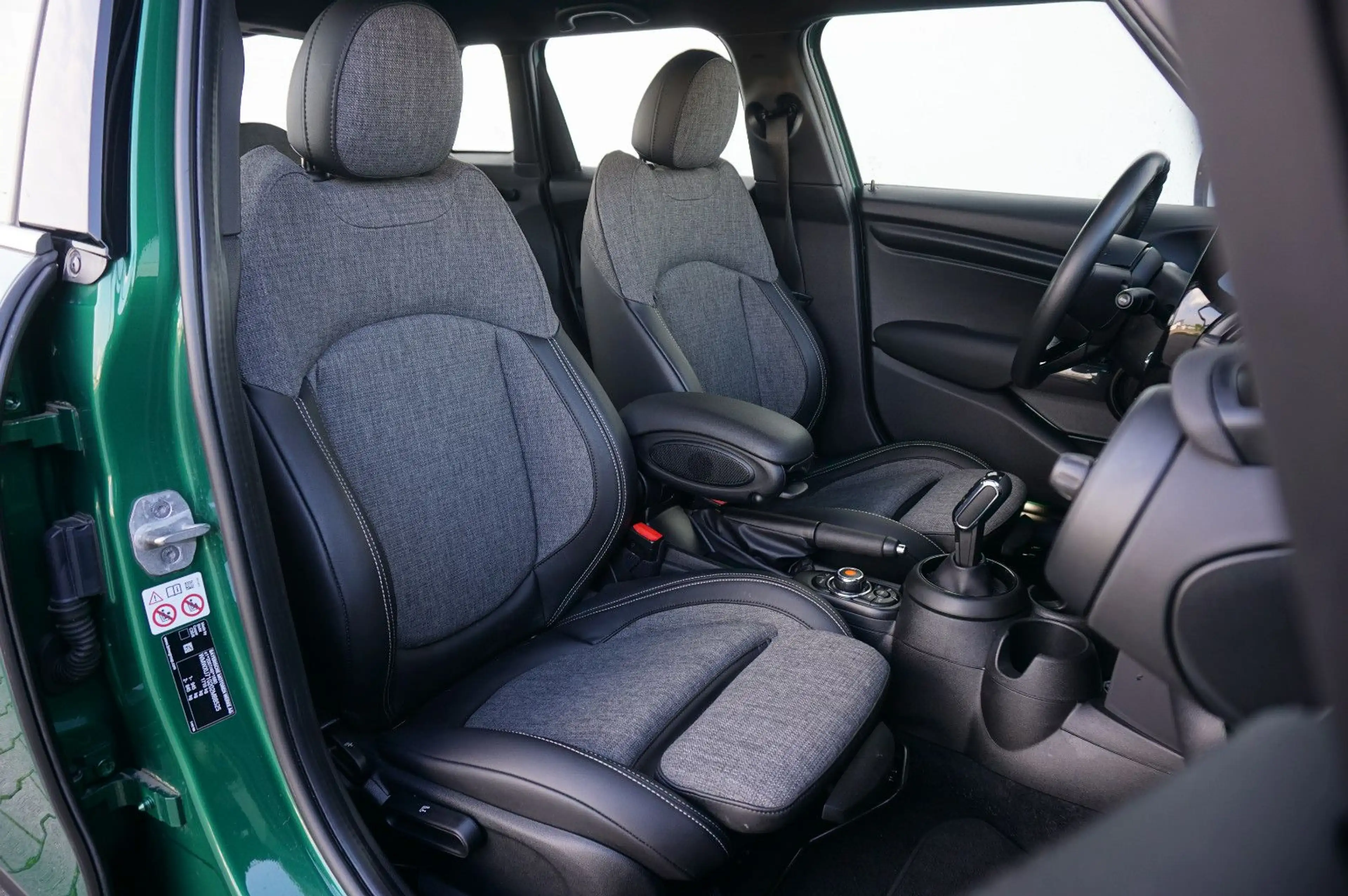 MINI Cooper 5-türig Autom Navi LED ParkAssistent — photo 8