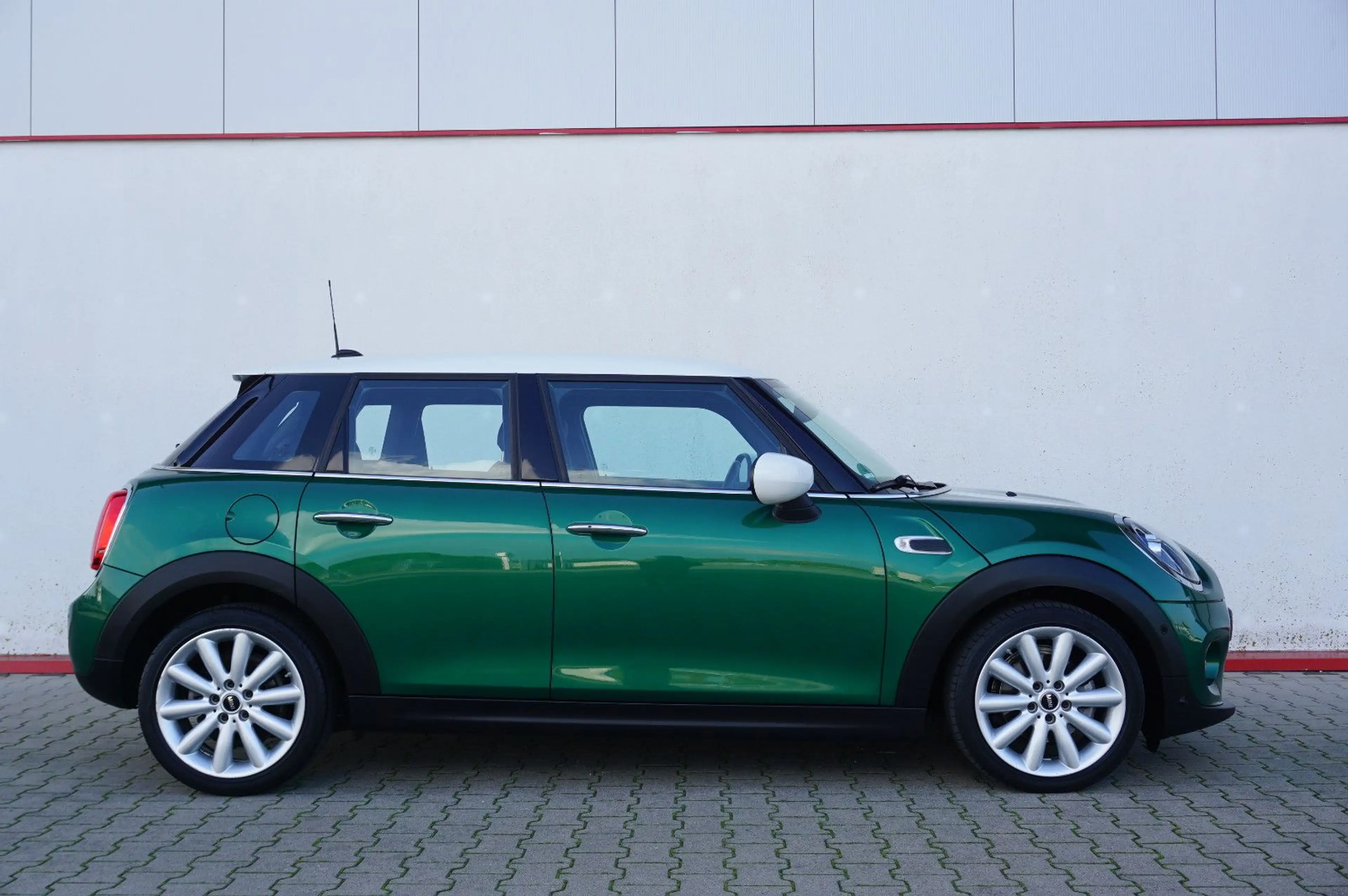 MINI Cooper 5-türig Autom Navi LED ParkAssistent — photo 2