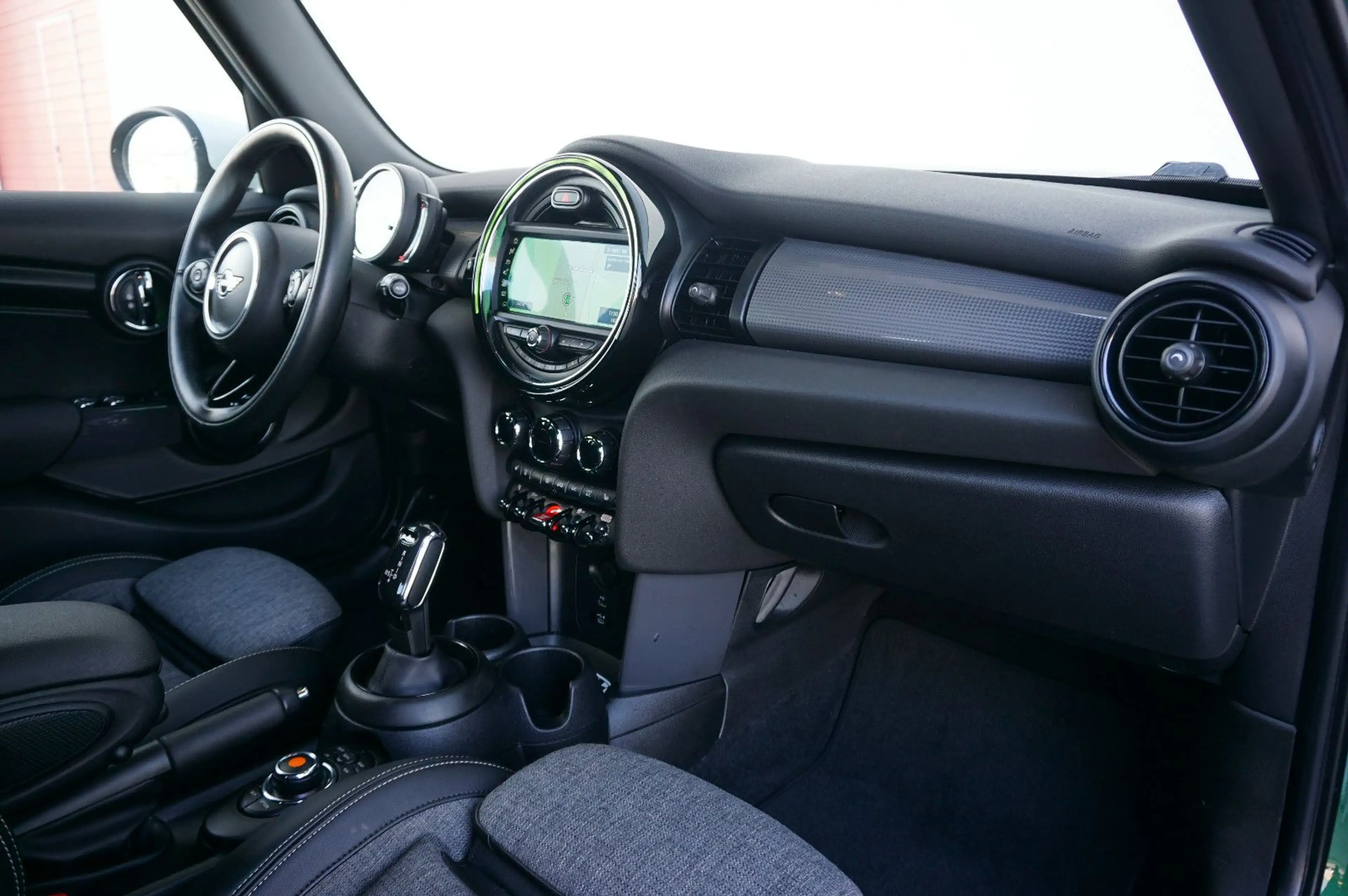 MINI Cooper 5-türig Autom Navi LED ParkAssistent — photo 9