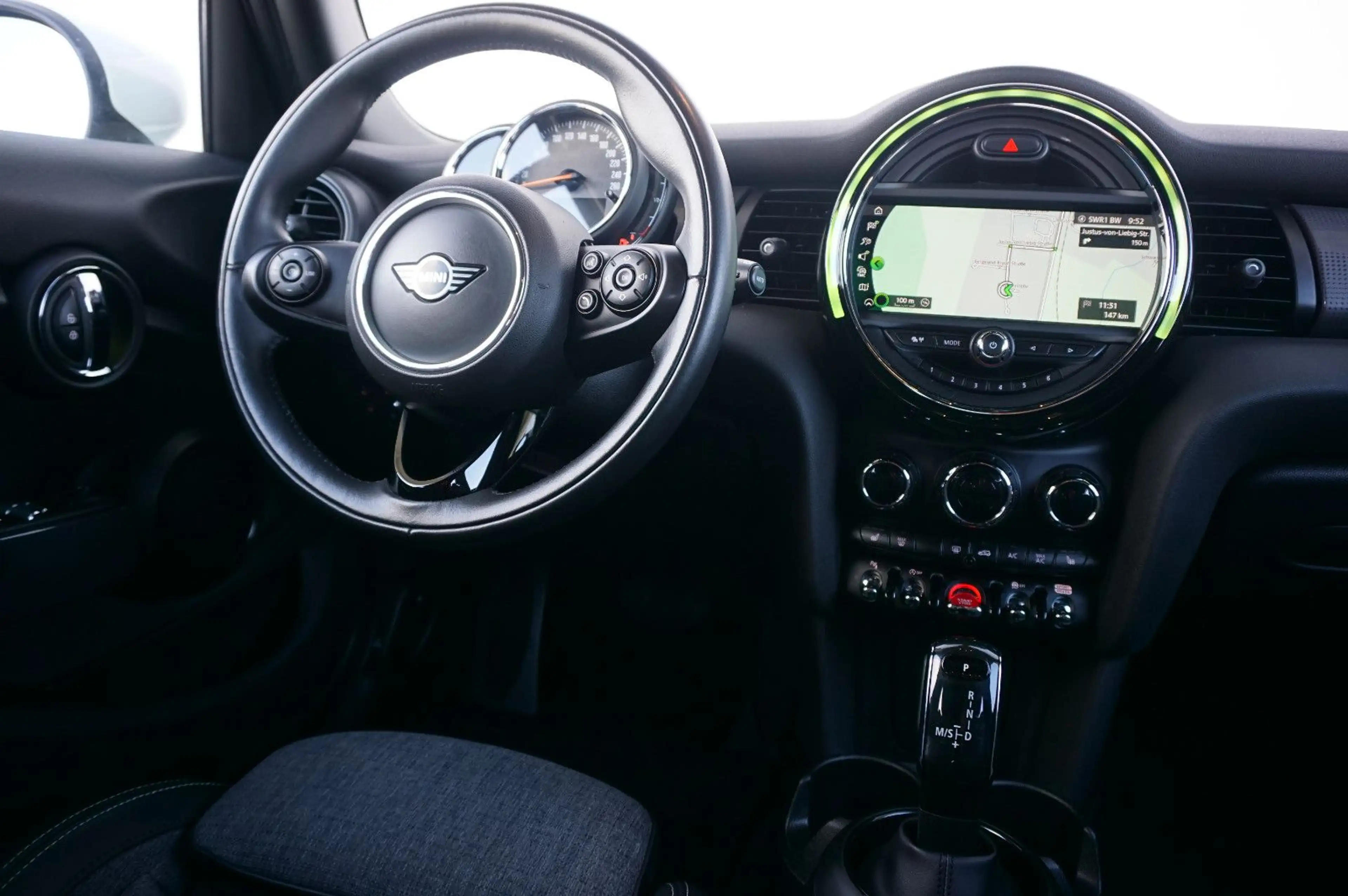 MINI Cooper 5-türig Autom Navi LED ParkAssistent — photo 11