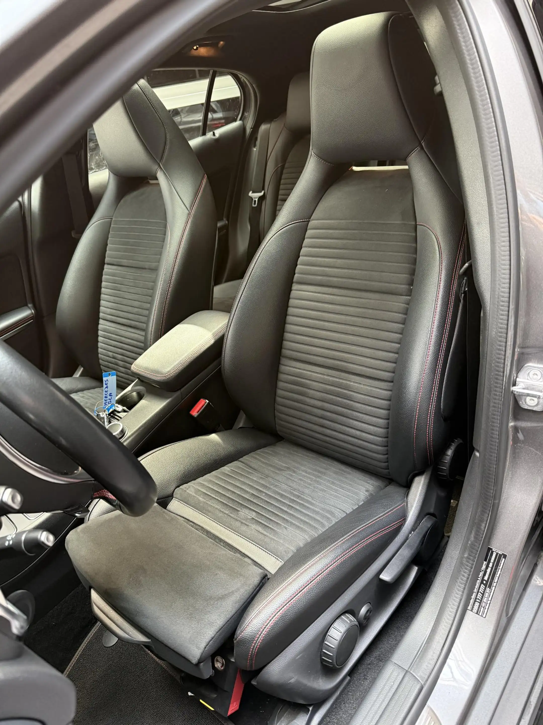 Mercedes-Benz GLA 180 Business Solution AMG Limited Panoramadak! — photo 11