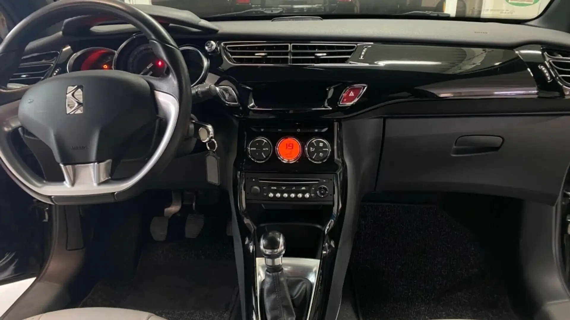 Citroen DS3 DS3 VTi 120 SoChic Schwarz - 2