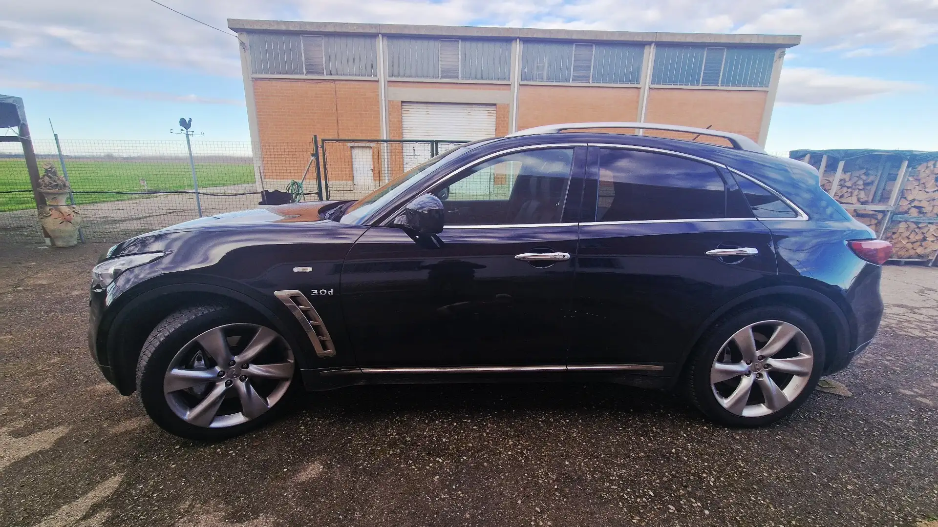 Infiniti QX70 s - 1