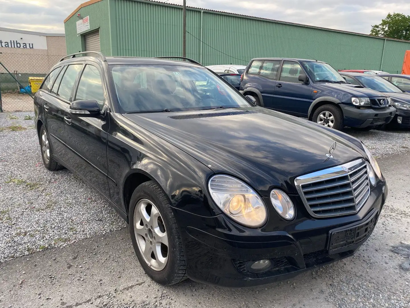 Mercedes-Benz E 200 KOMPRESSOR CLASSIC Black - 2