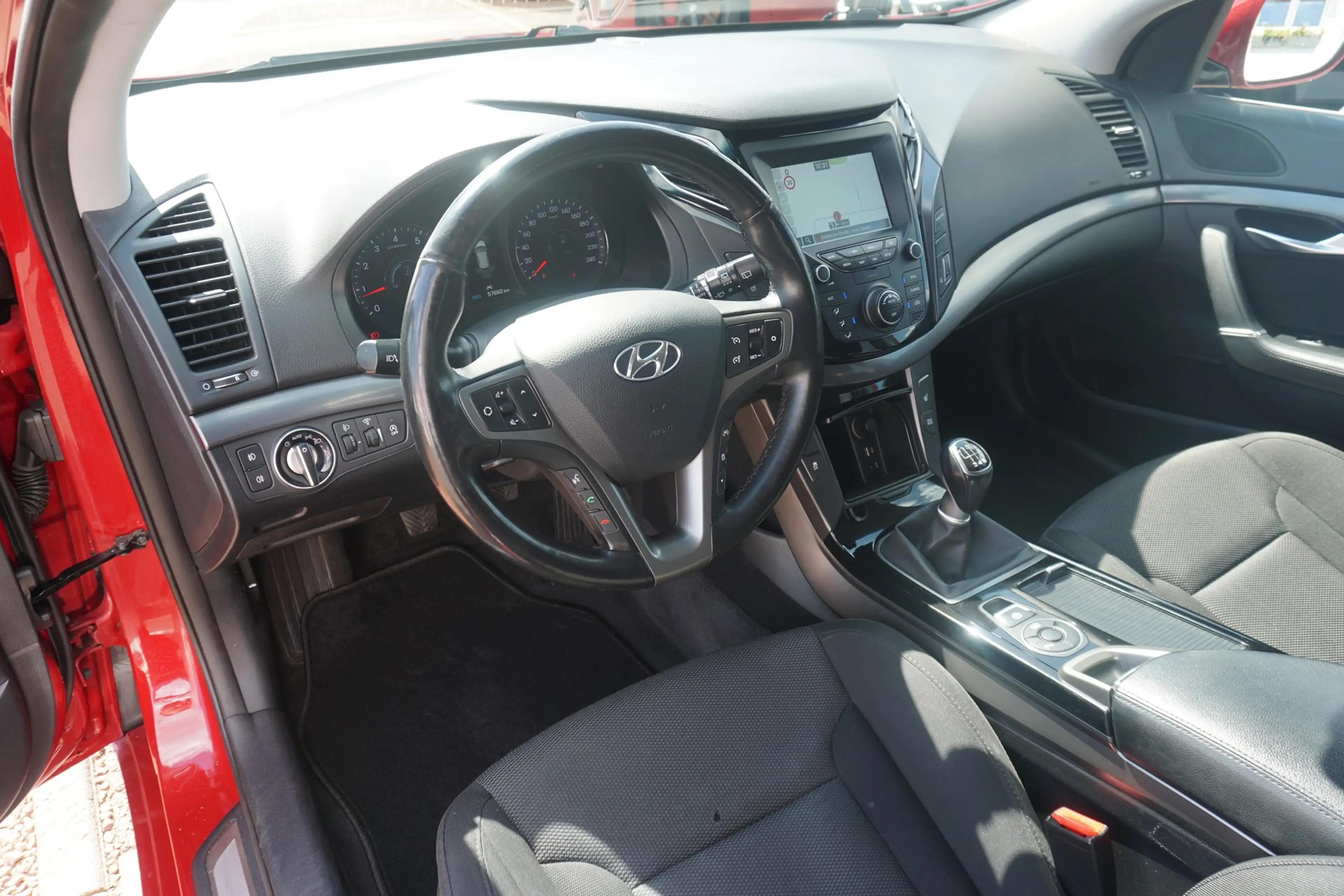 Hyundai i40 Kombi 1.6 GDI Space Blue Navi Kamera — photo 10