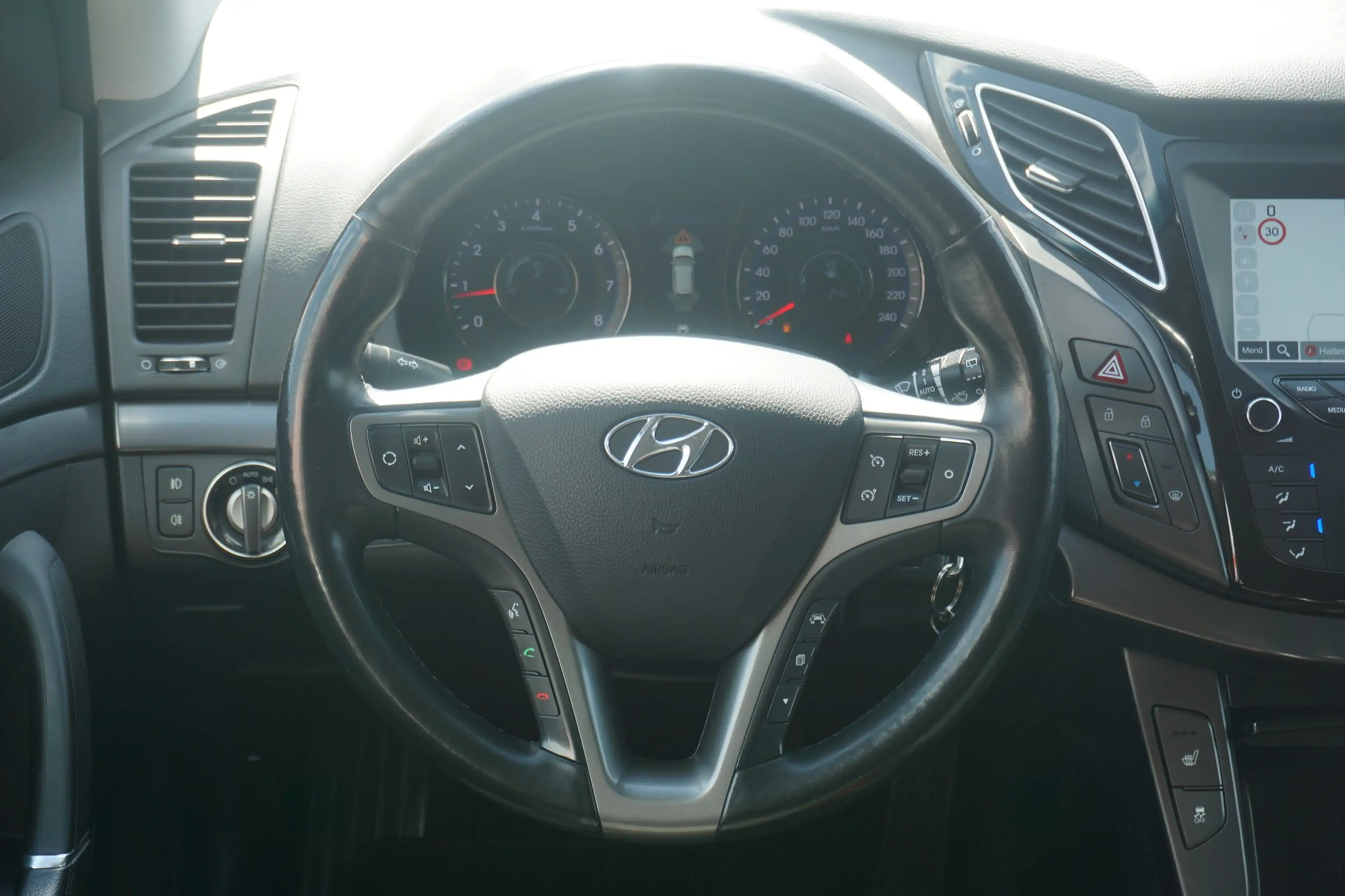 Hyundai i40 Kombi 1.6 GDI Space Blue Navi Kamera — photo 19
