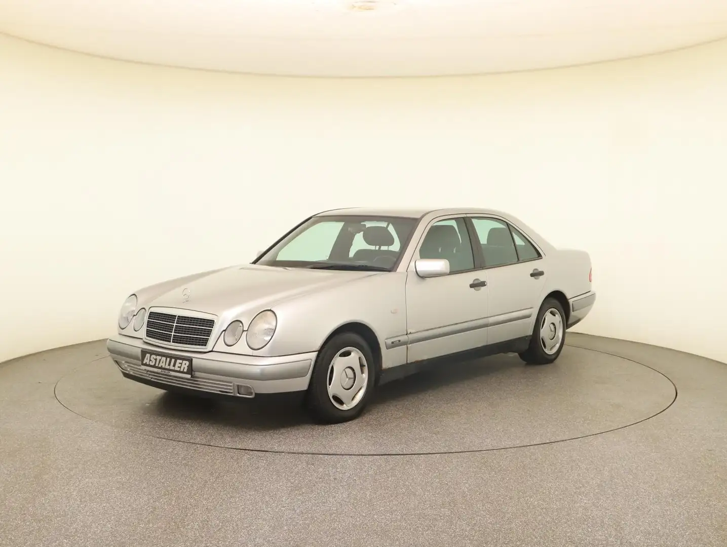 Mercedes-Benz E 290 Turbodiesel Classic Klimaautom+Heckrollo Silber - 2