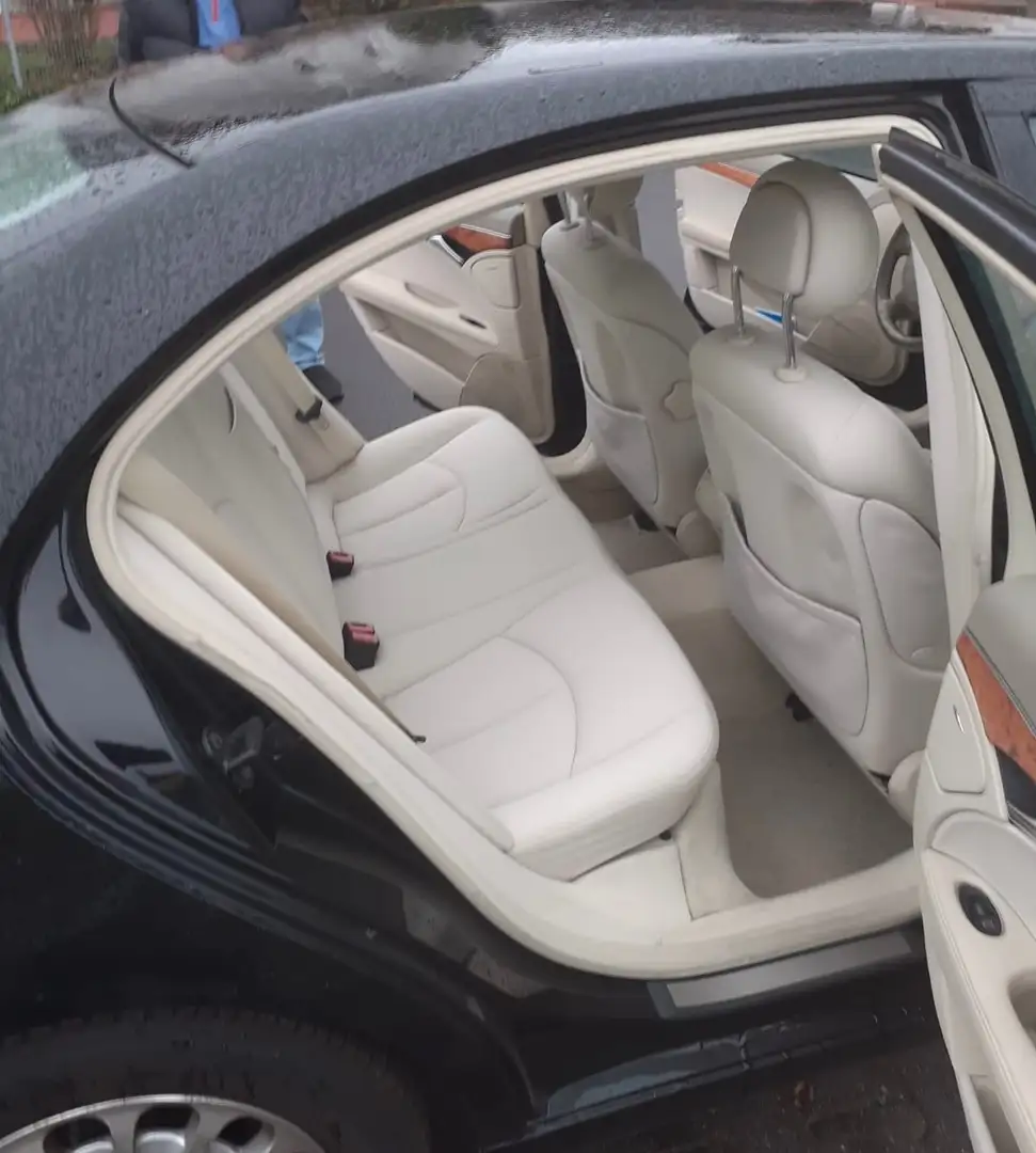 Mercedes-Benz 240 Elegance Fekete - 2