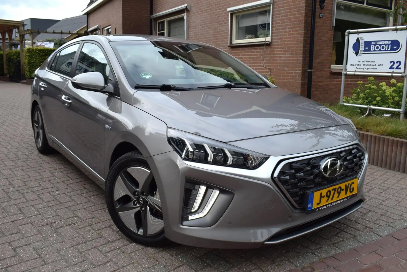 Hyundai IONIQ 1.6 GDi Premium AUTOM/NAVI/CRUISE/AIRCO-ECC/TREKH/ Grijs - 2