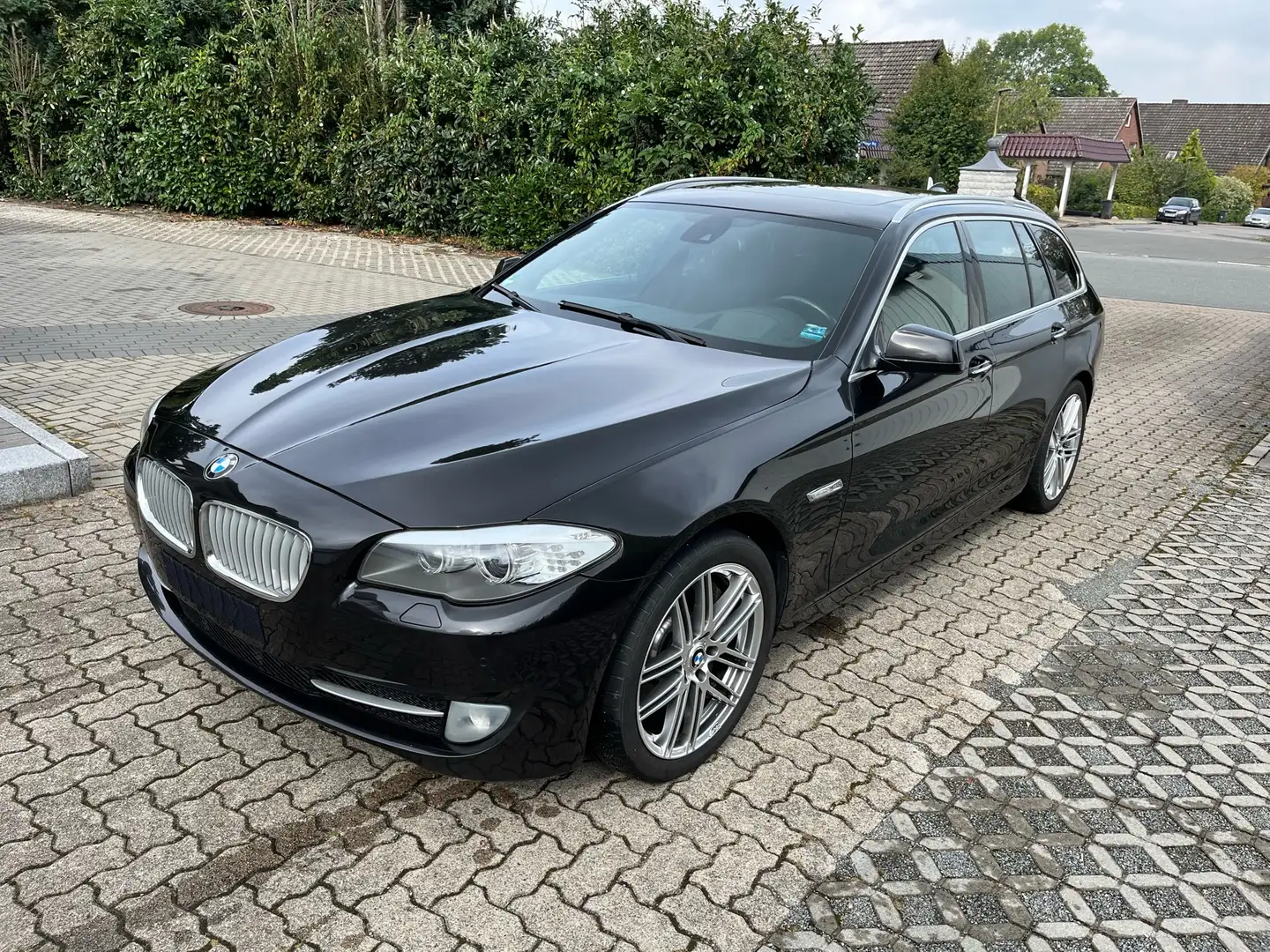 BMW 550 Touring Individual mit Motorproblemen Noir - 1