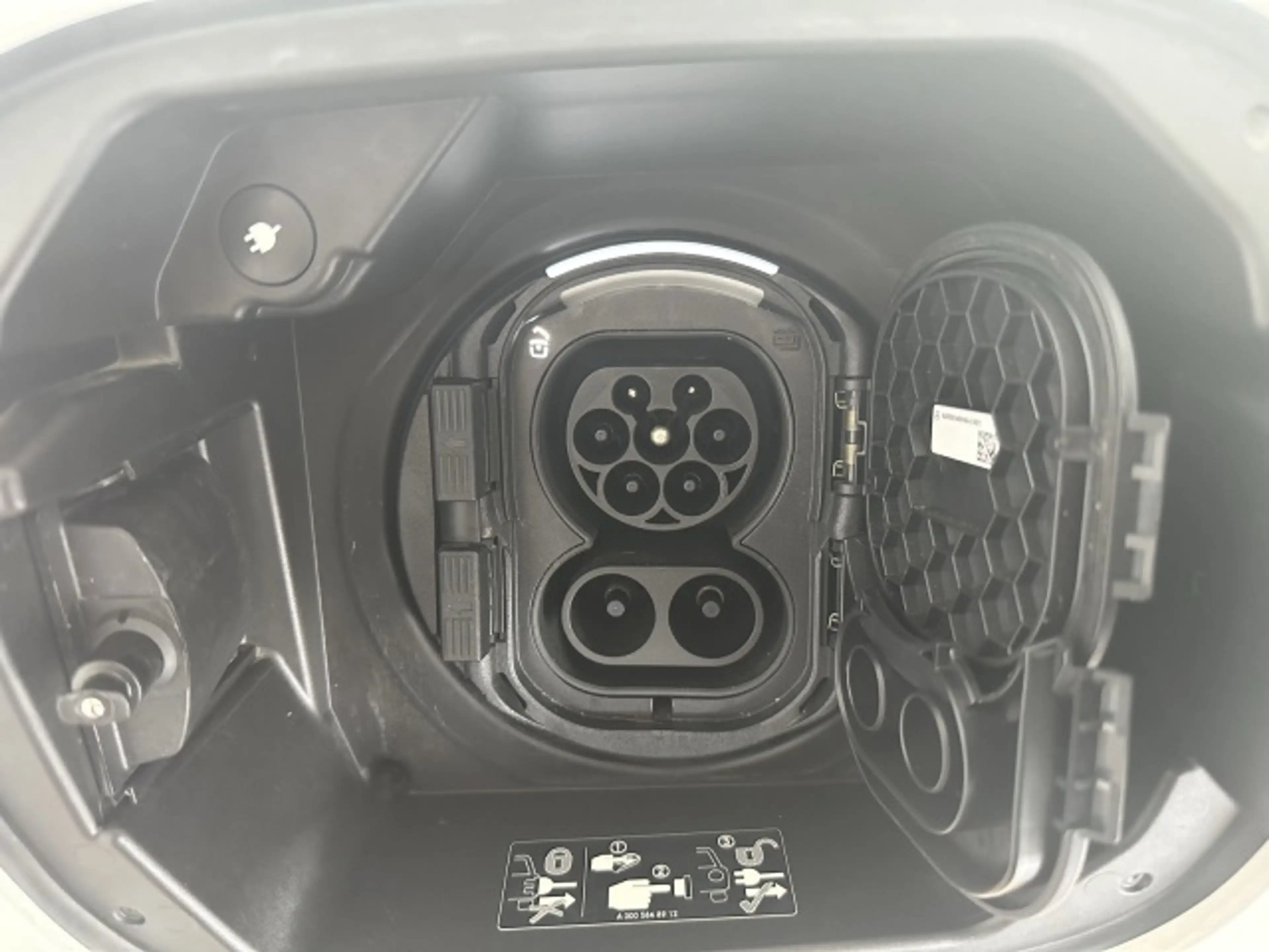 Mercedes-Benz EQA 250 EQA 250 Progressive AHK+TOTWINKEL+PANO+RFK+LED — photo 10