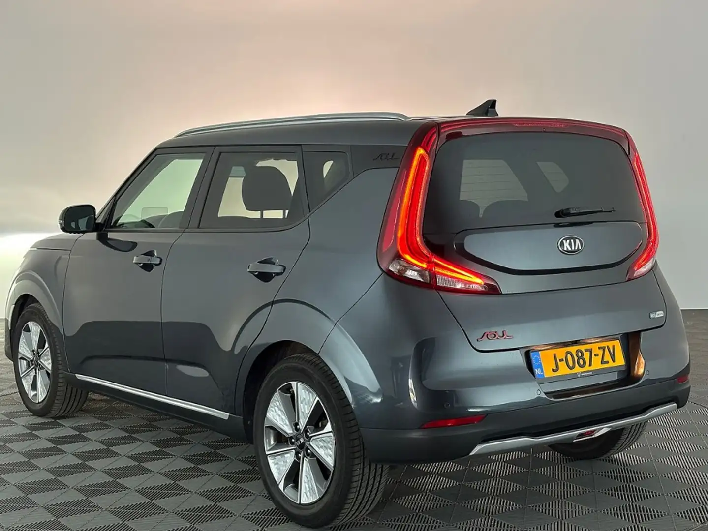 Kia Soul e-Soul ExecutiveLine 64 kWh | LEDER ✅ 1e Eigenaar Grau - 2