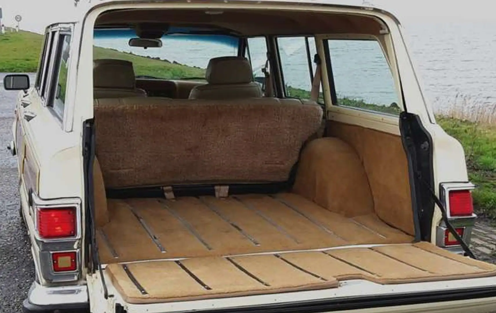 Jeep Wagoneer Wagoneer 5.9 V8 Limited Wagon Beige - 2