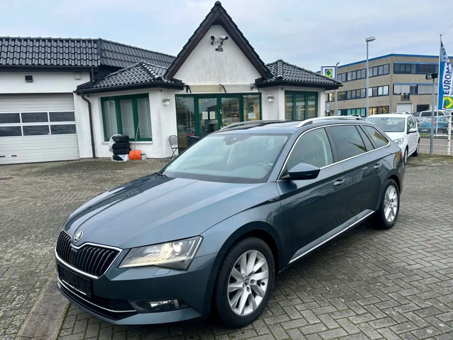 Skoda Superb Combi Style 4 x 4 ACC NAVI BI-XENON AHK Grigio - 1