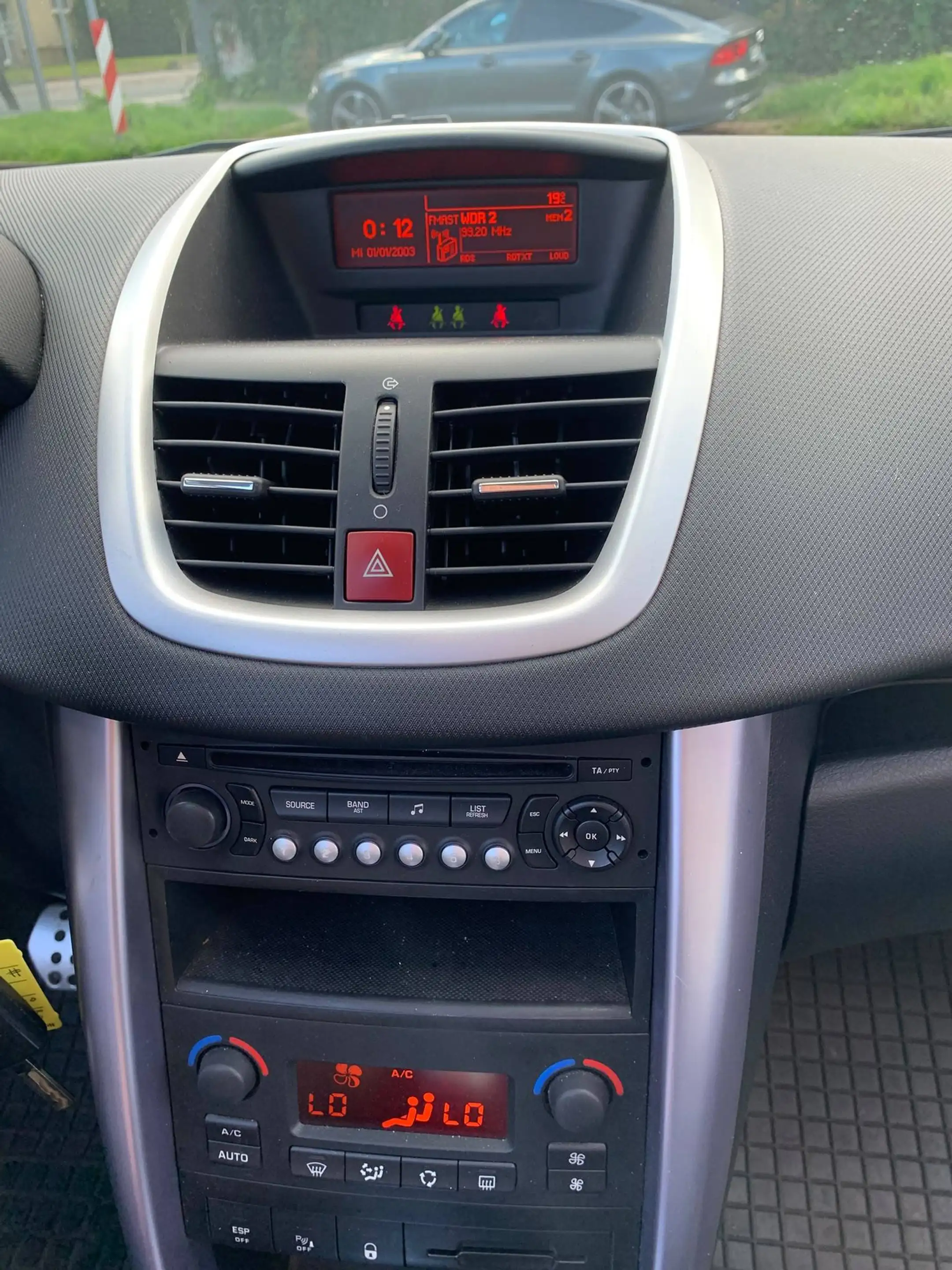 Peugeot 207 CC AUTOMATIK Platinum *LEDER-ALLWETTER-TÜV NEU* — photo 13
