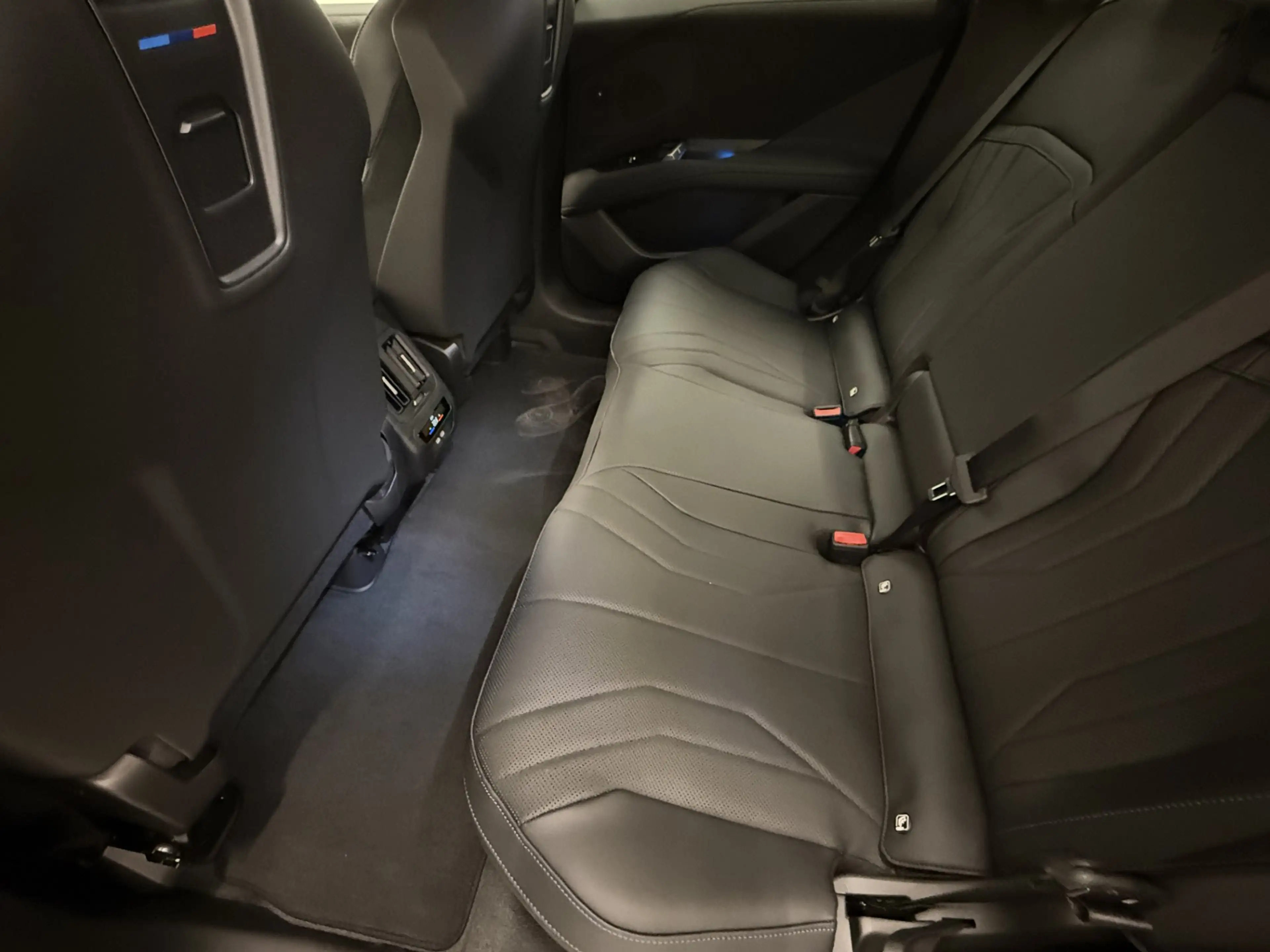 BMW iX3 40 sDrive — photo 13