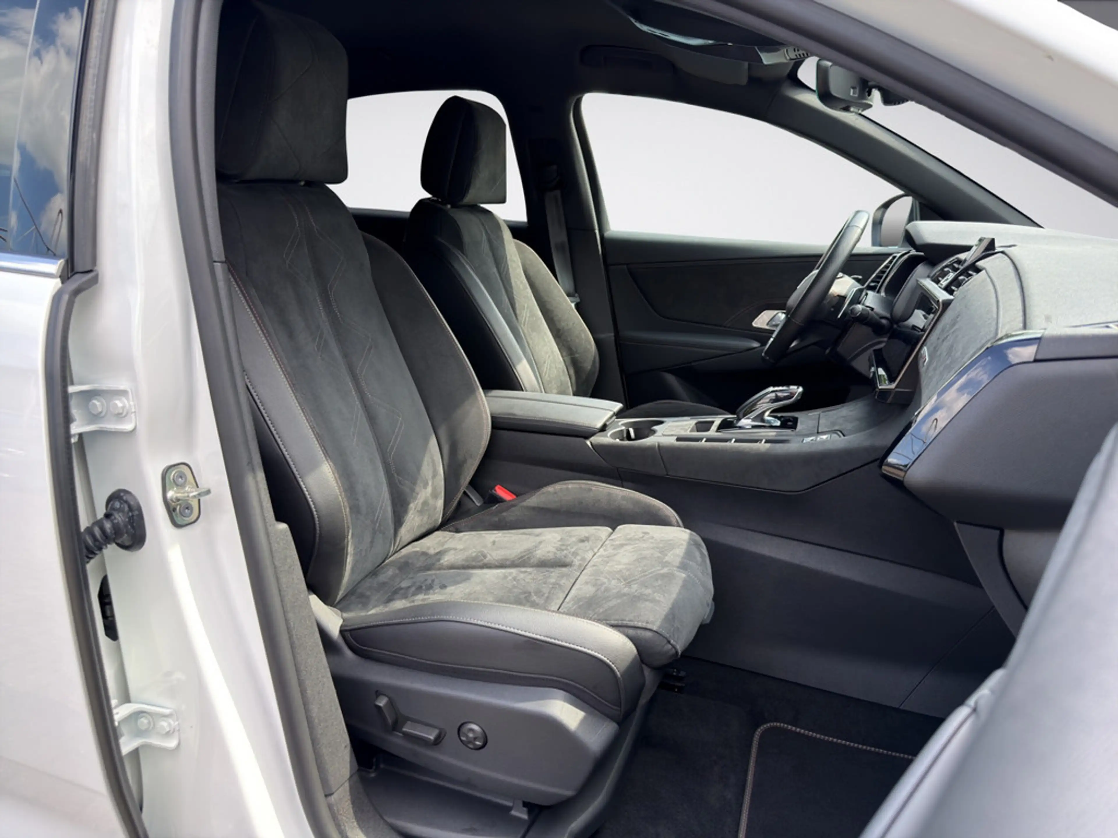 DS Automobiles DS 7 1.6 E-Tense 225 EAT8 Performance Line + — photo 13