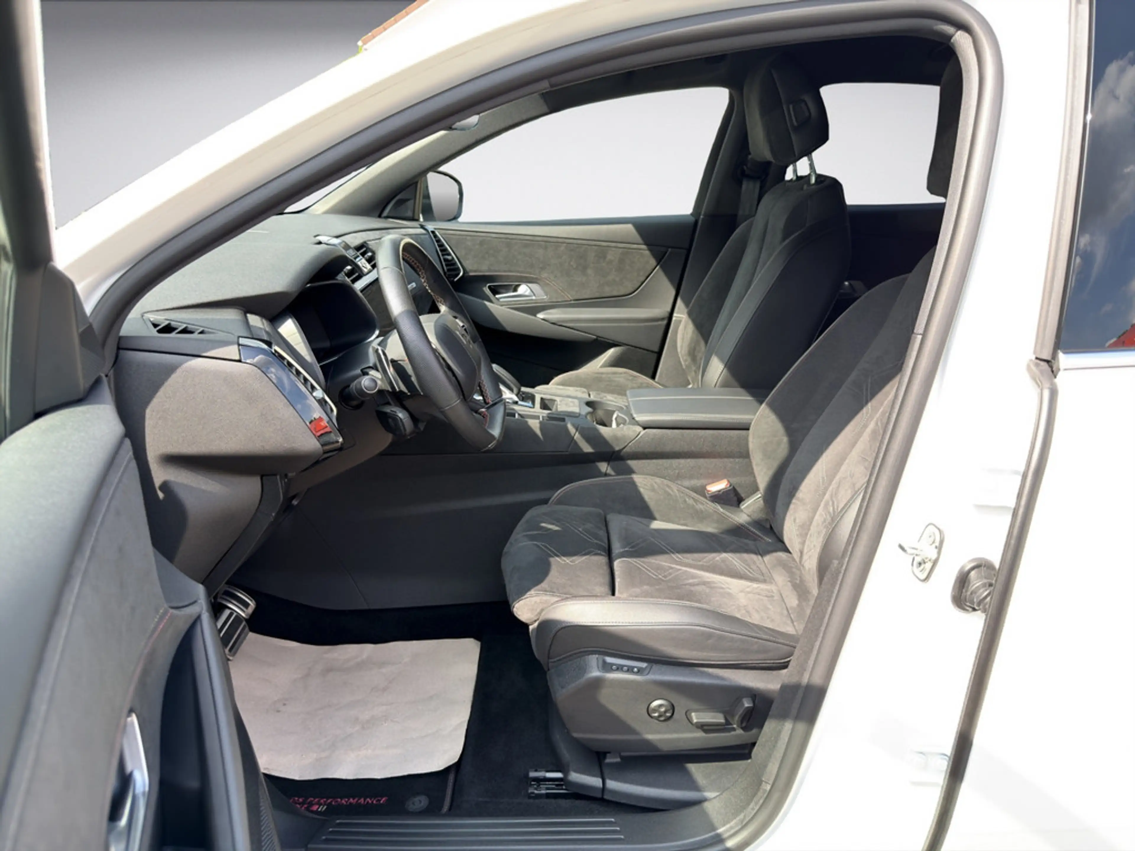 DS Automobiles DS 7 1.6 E-Tense 225 EAT8 Performance Line + — photo 9