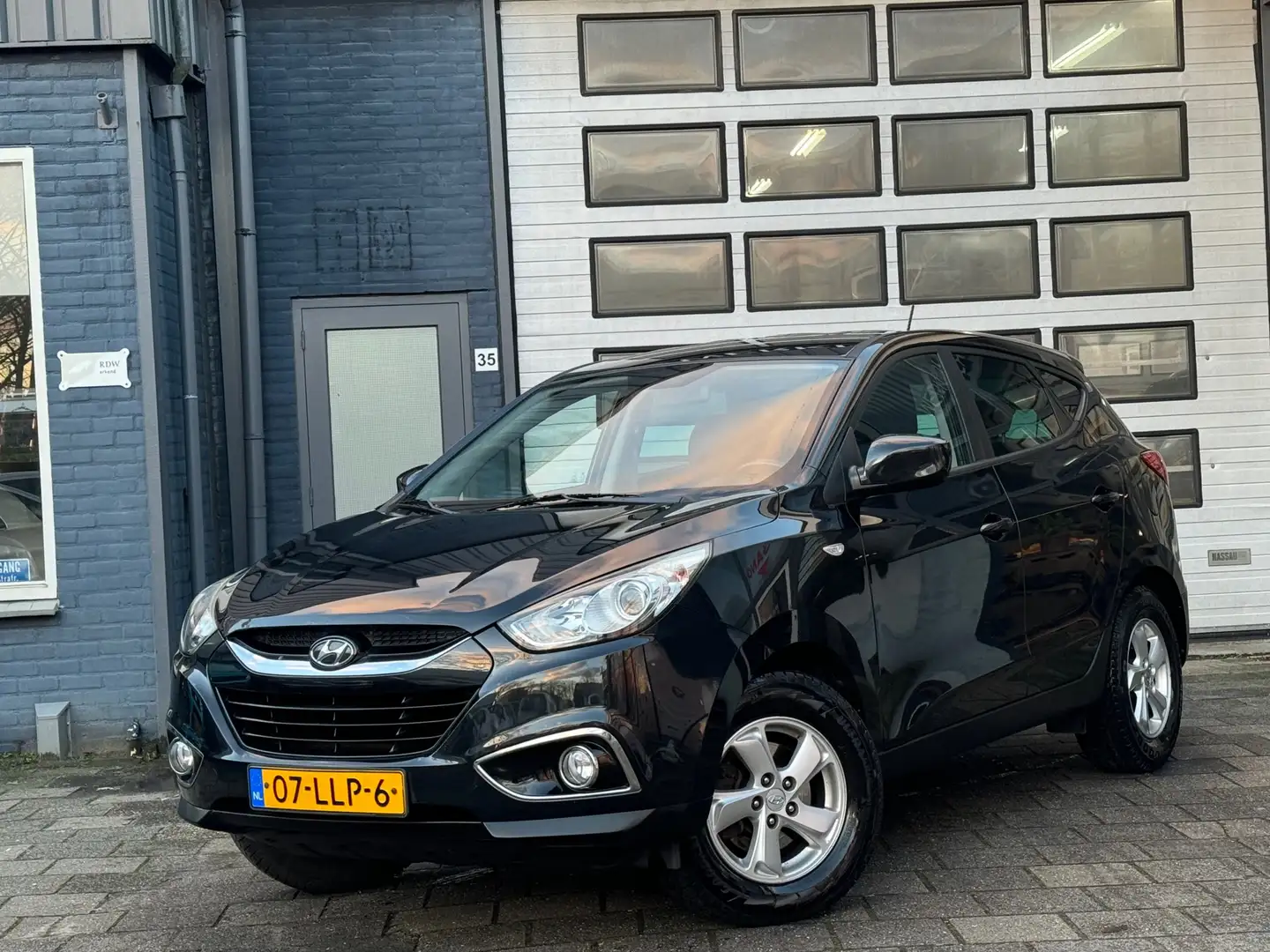 Hyundai iX35 2.0i Dynamic | Clima | Cruise | LMV | N.A.P Zwart - 1
