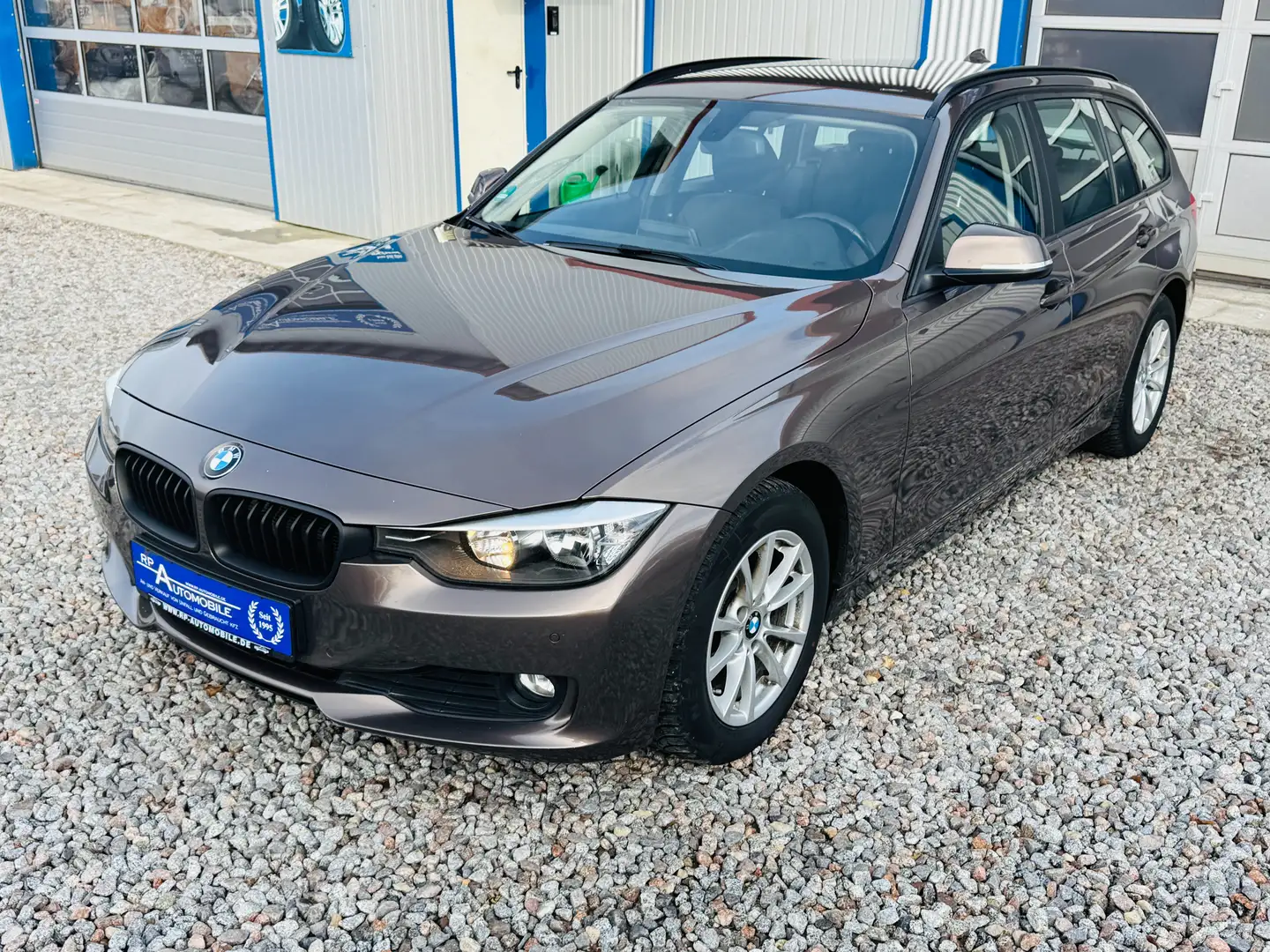BMW 318 318 d xDrive AHK PDC NAVI BUSINESS SITZHZG KLIMAAU Brun - 2