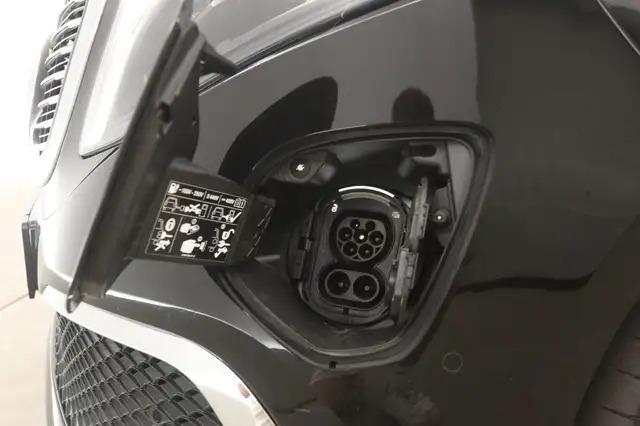 Mercedes-Benz Eqv view 4